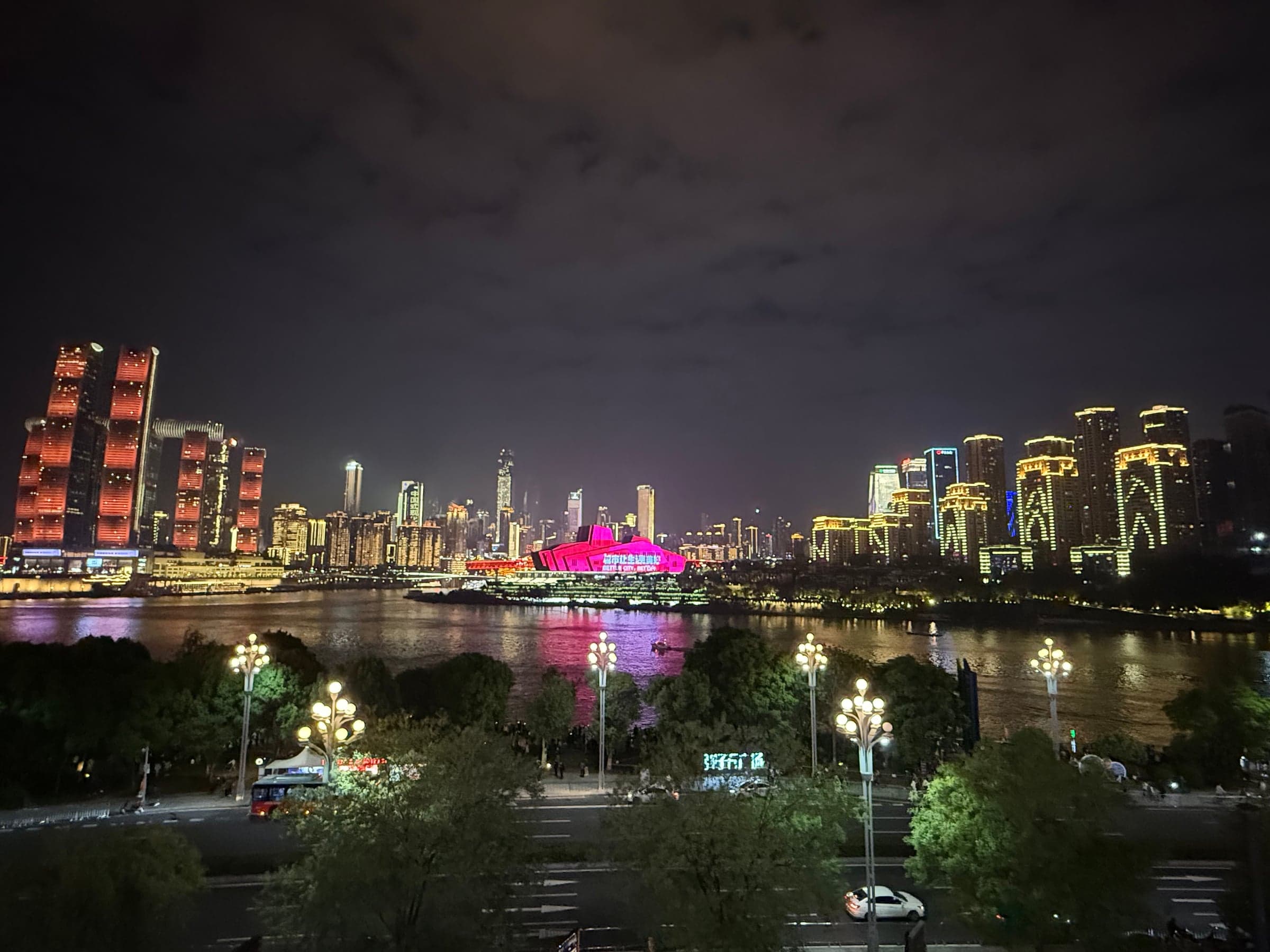 Skyline nocturne de Chongqing vue depuis la rive du Jialing, bâtiment en forme d'huître rouge au centre