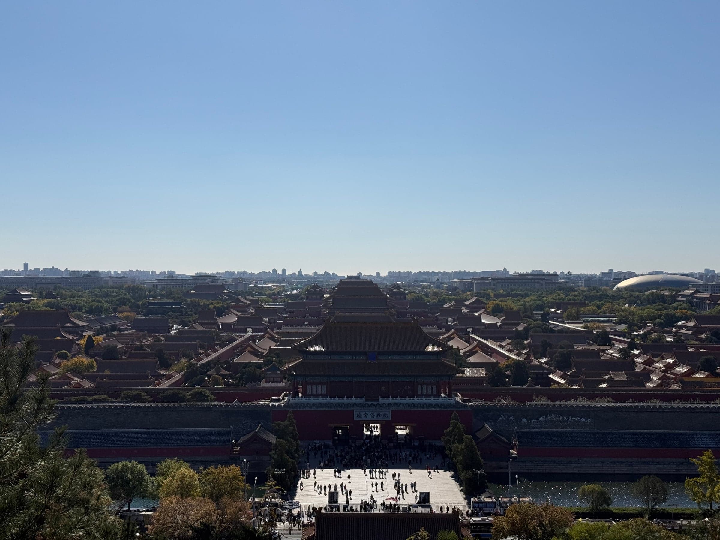 Vue panoramique depuis la colline Jingshan sur la Cité interdite de Pékin, enfilade des palais aux toits dorés, ville en arrière-plan