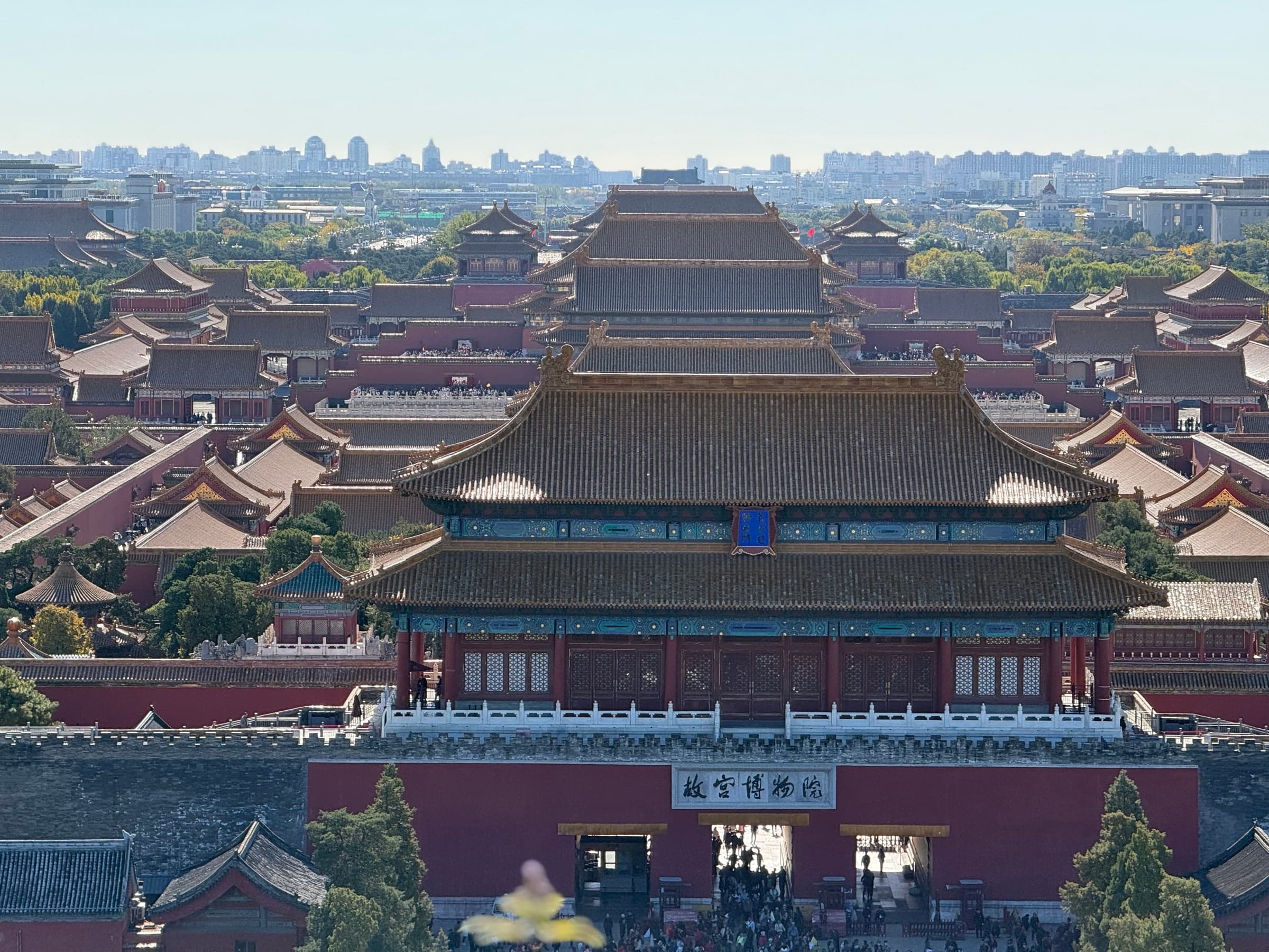 Vue panoramique depuis la colline Jingshan sur la Cité interdite de Pékin, enfilade des palais aux toits dorés, ville en arrière-plan