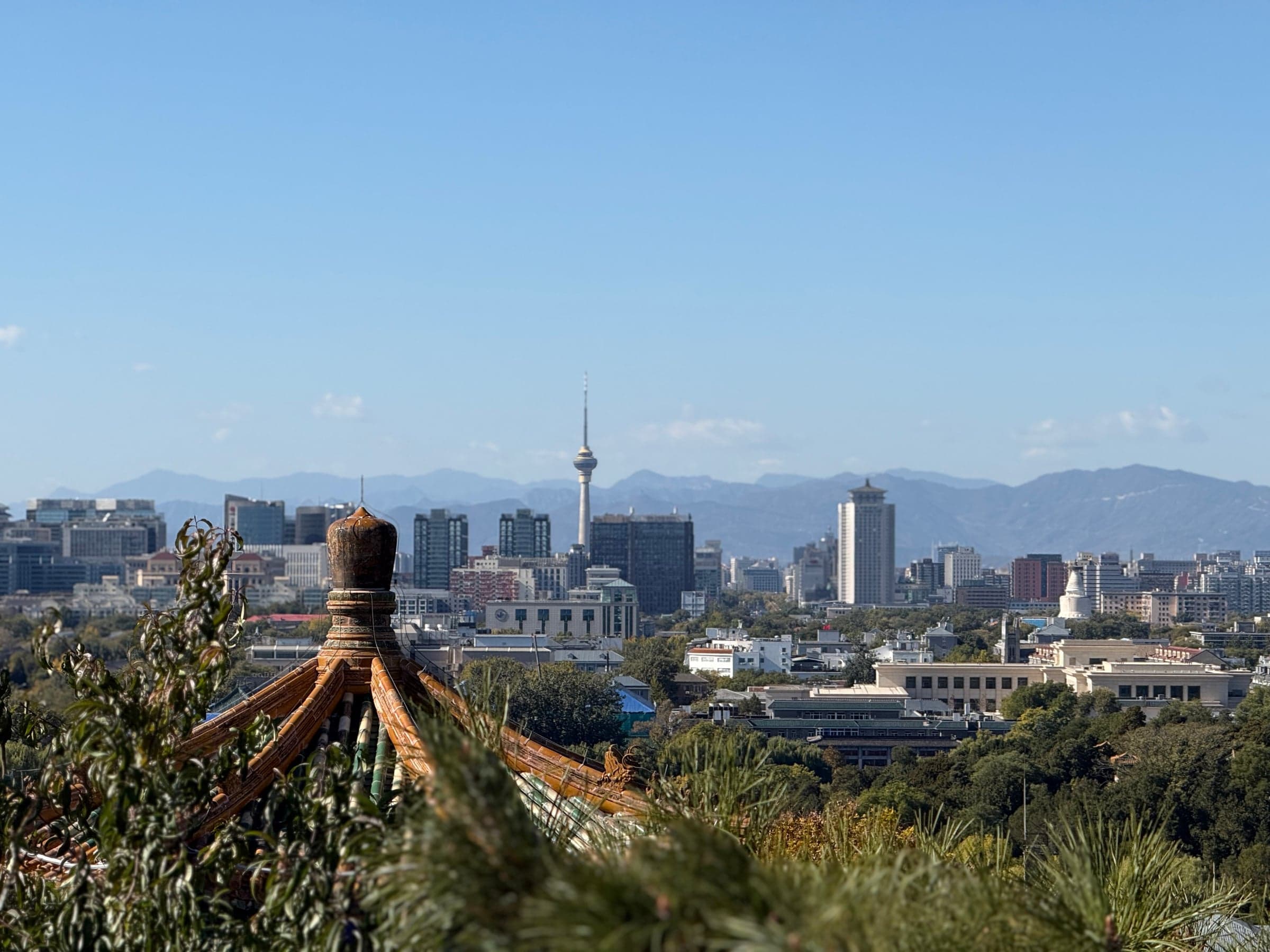 Pékin par temps clair vue depuis la colline de Jingshan : la tour de télévision, les tours du centre et les collines de l'Ouest nettement découpées à l'horizon