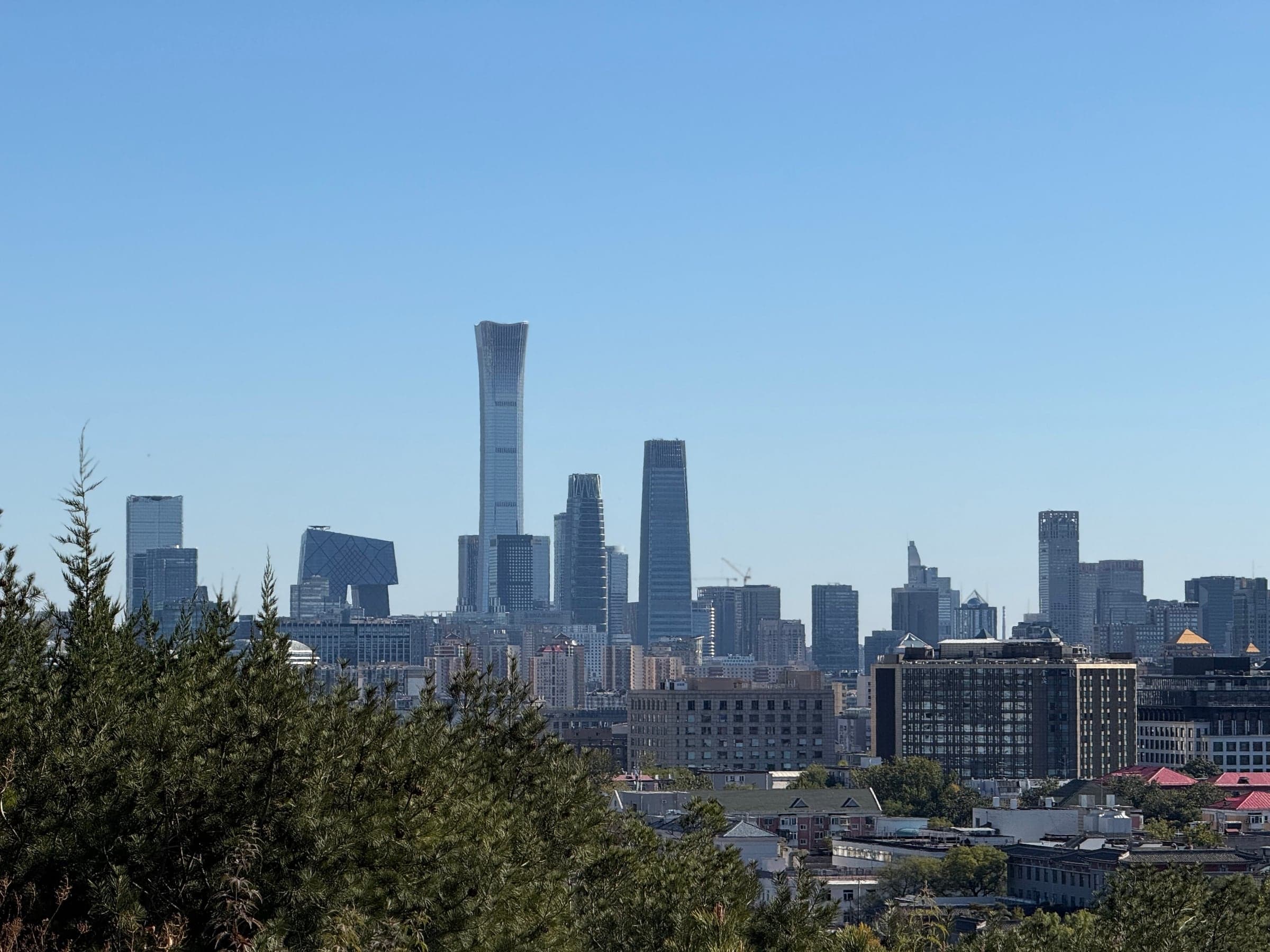 Vue panoramique depuis la colline Jingshan sur la Cité interdite de Pékin, enfilade des palais aux toits dorés, ville en arrière-plan
