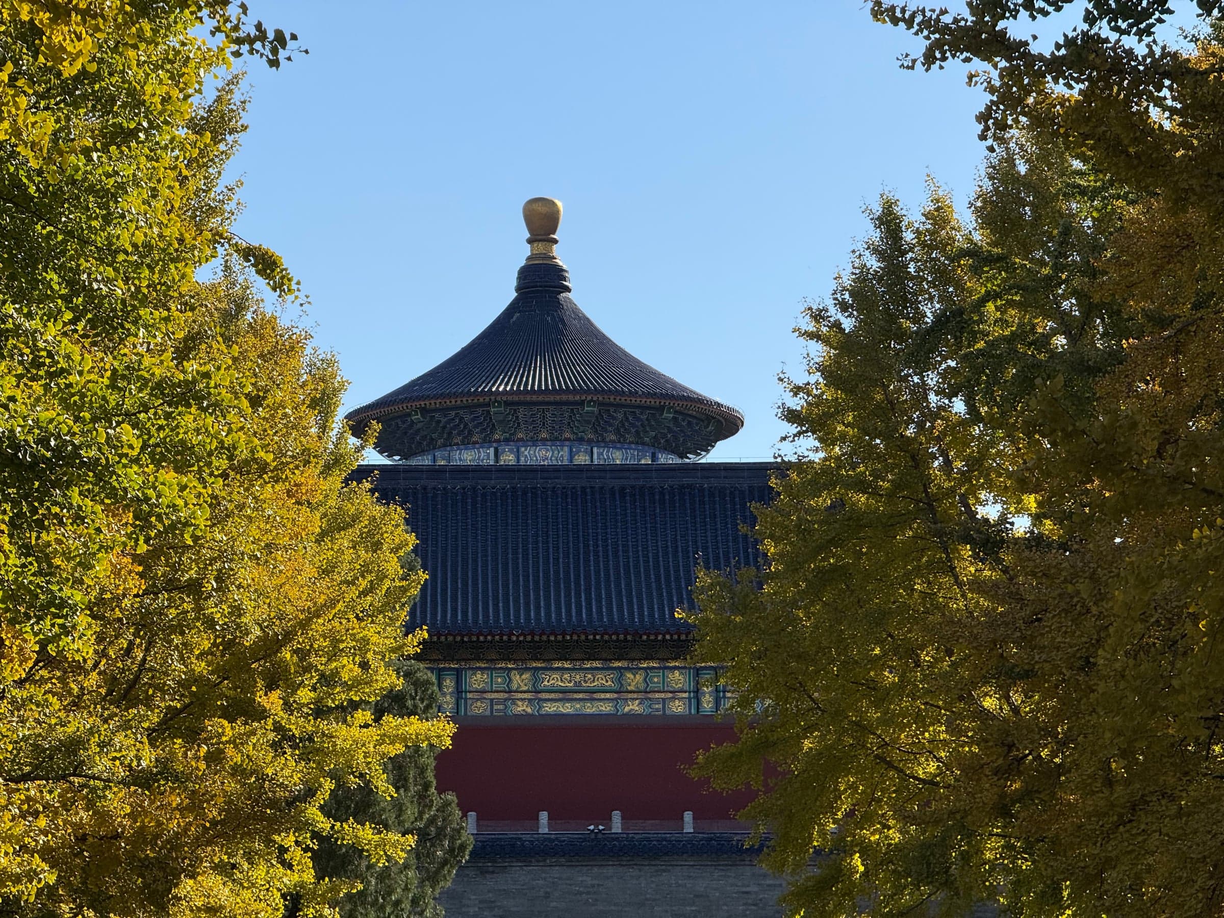Pavillon des Prières pour les Bonnes Récoltes au Temple du Ciel de Pékin, structure circulaire à trois toits bleu vernissé, plaque dorée 祈年殿