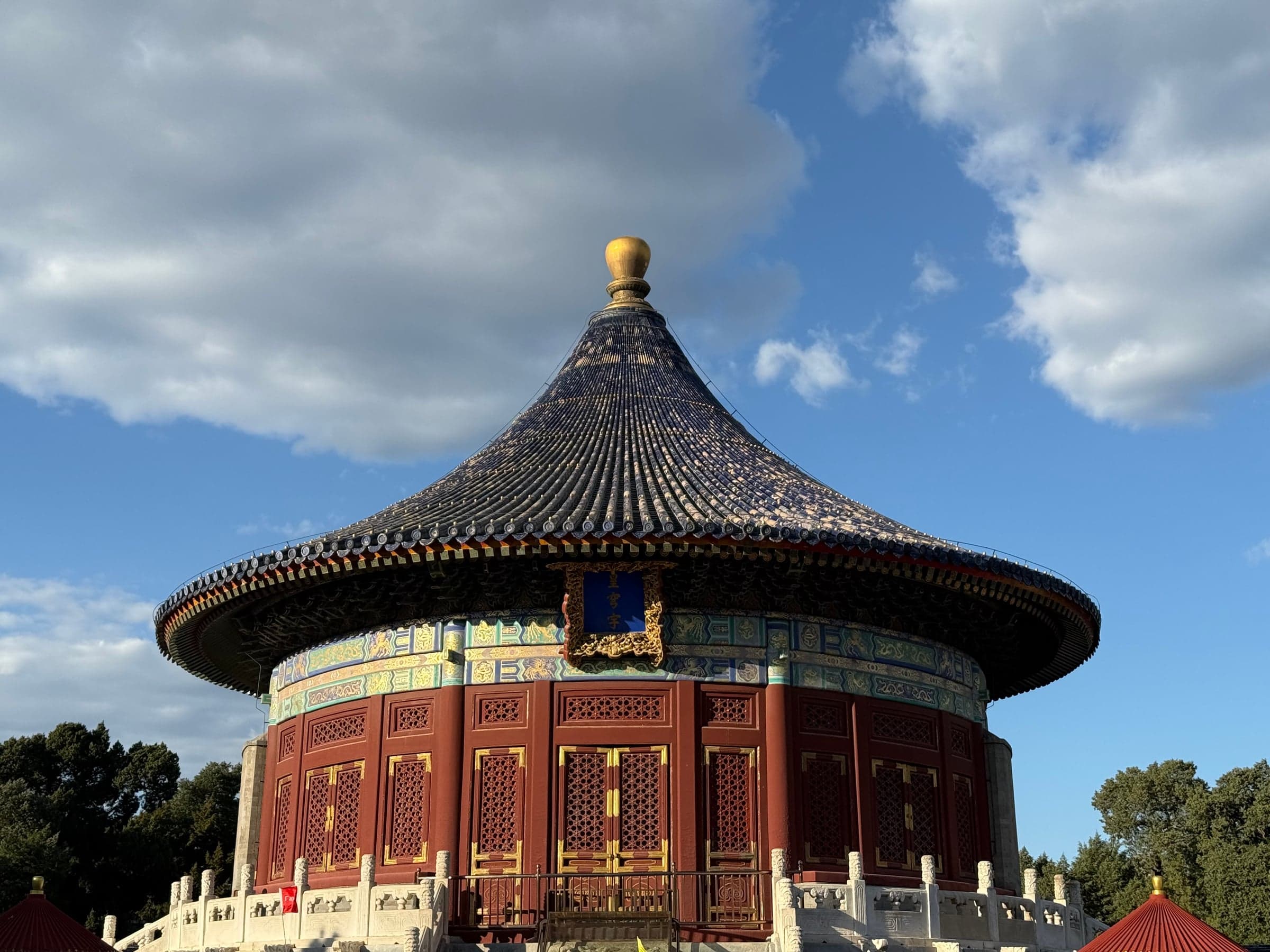 Pavillon des Prières pour les Bonnes Récoltes au Temple du Ciel de Pékin, structure circulaire à trois toits bleu vernissé, plaque dorée 祈年殿