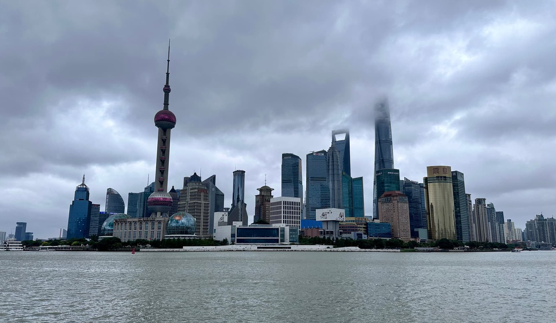 Skyline de Pudong à Shanghai vu depuis le Bund par temps gris, Perle de l'Orient et tours modernes au-dessus du fleuve Huangpu