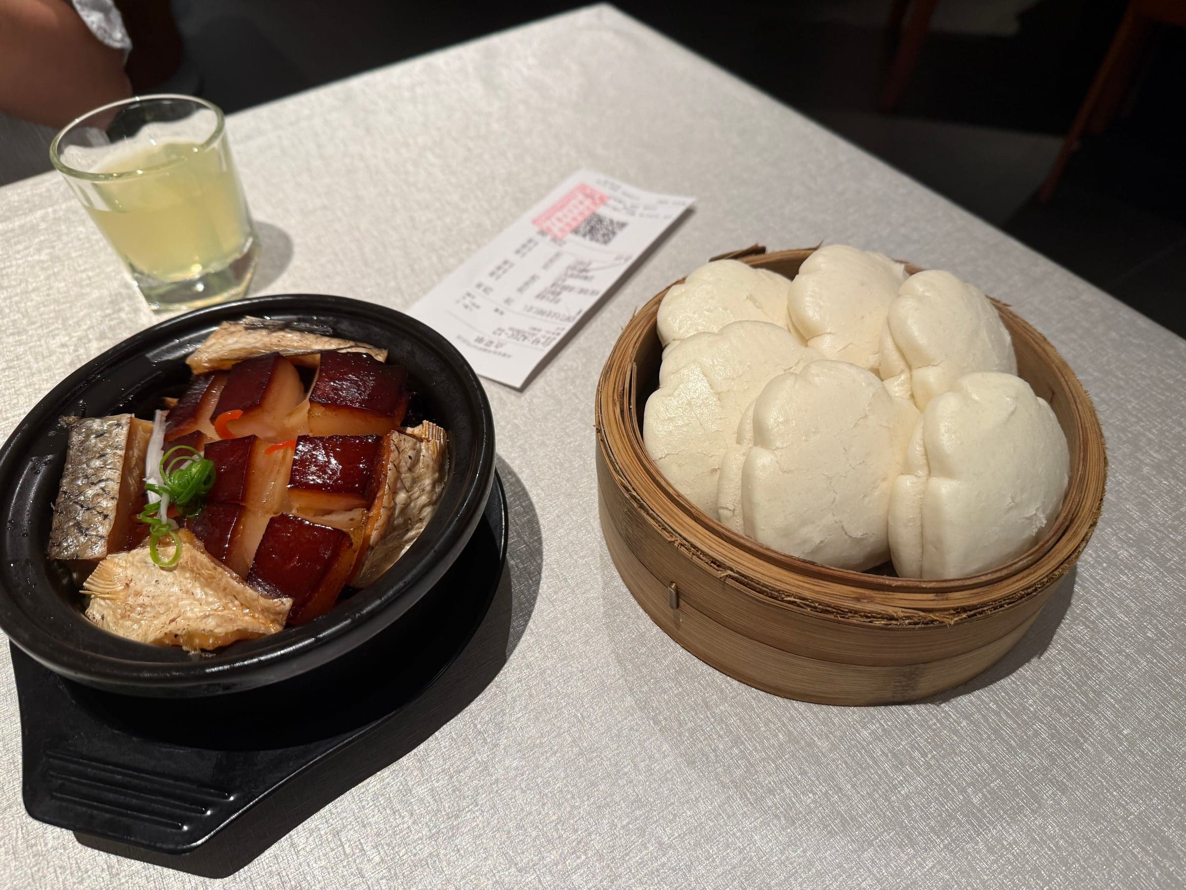Plat de cuisine traditionnelle de Hangzhou : porc rouge braisé Dongpo et buns vapeur en panier de bambou