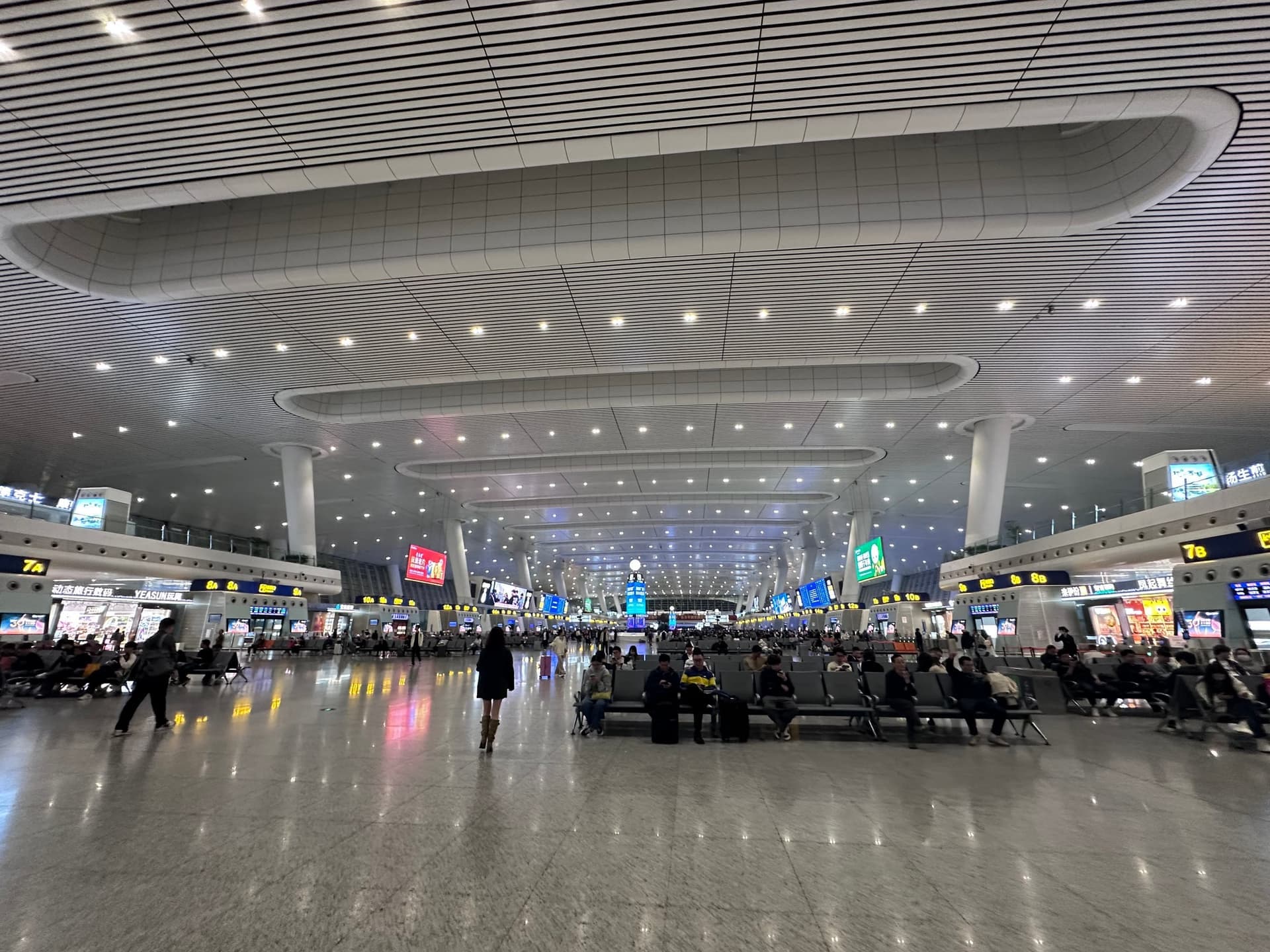 Architecture moderne de la gare à grande vitesse de Hangzhou, structure ondulée blanche, hall d'attente