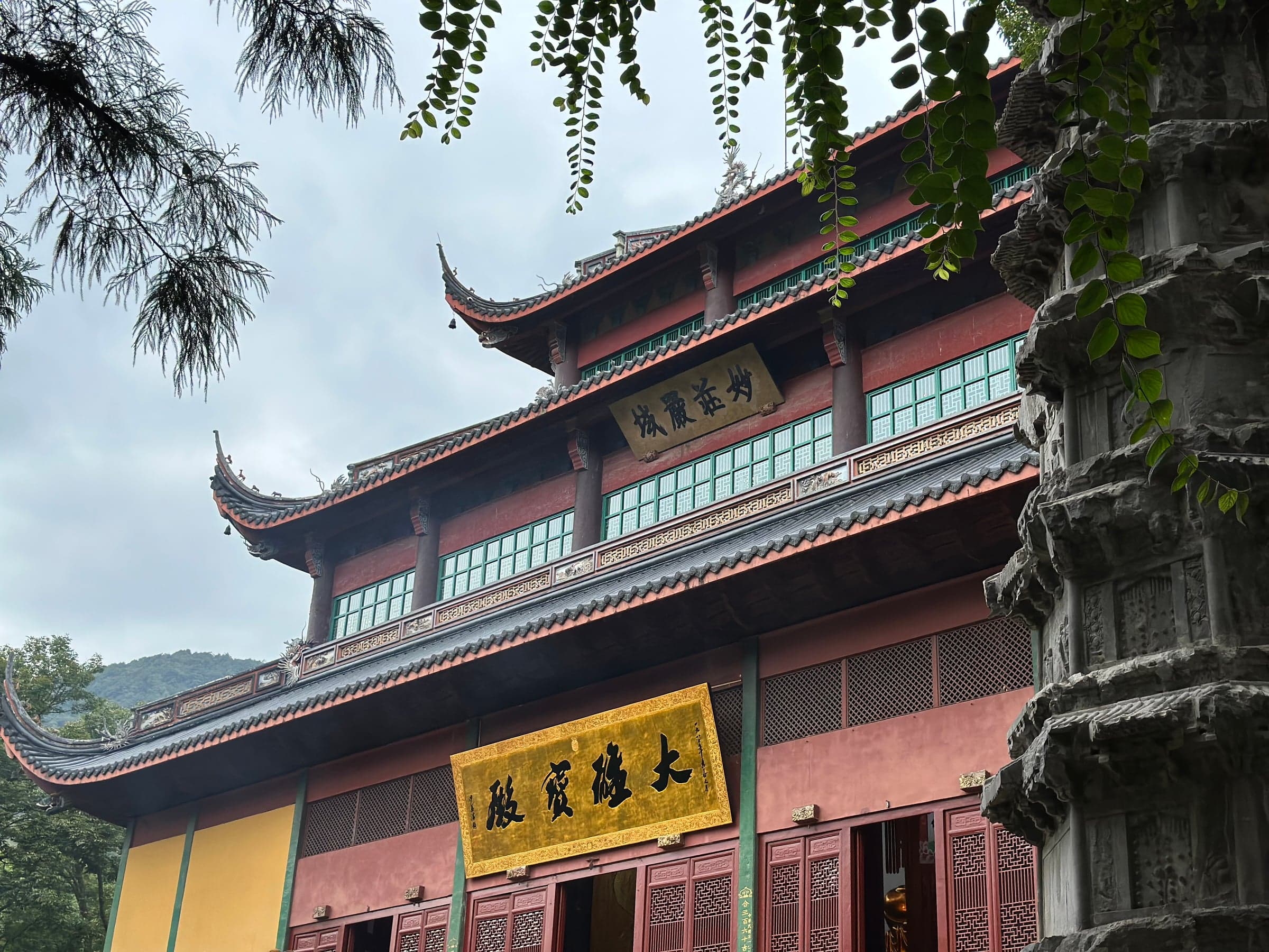 Temple bouddhiste Lingyin à Hangzhou, architecture traditionnelle aux toits courbés, détails de sculptures