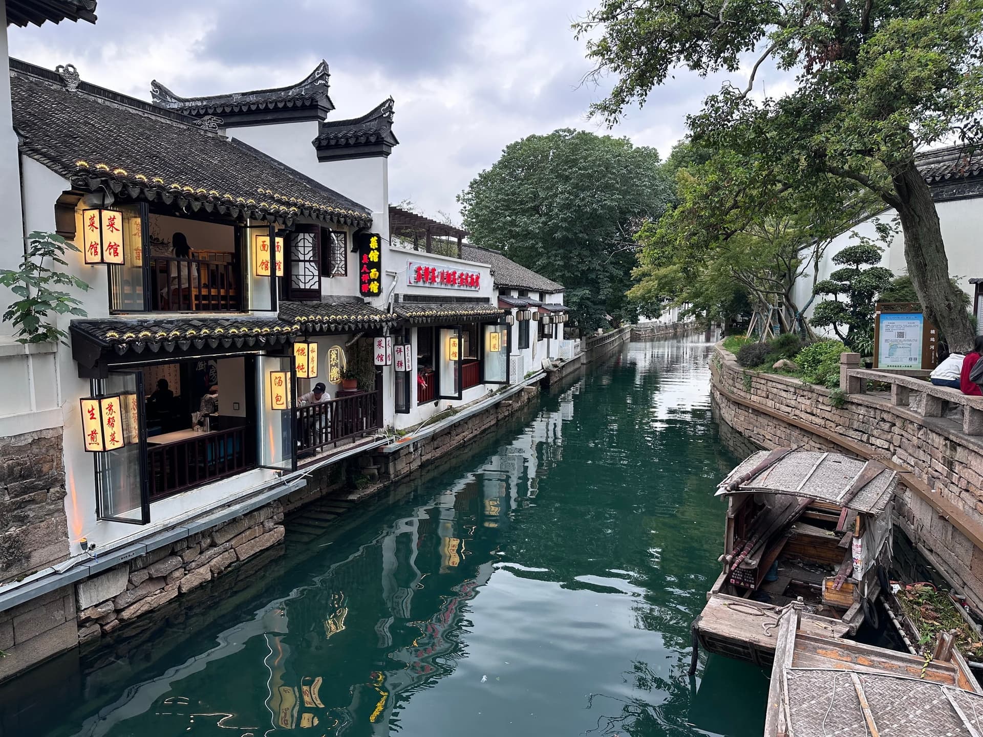 Canal historique Shantang à Suzhou, maisons traditionnelles aux toits gris, lanternes rouges, gondoles en bois sur l'eau verte