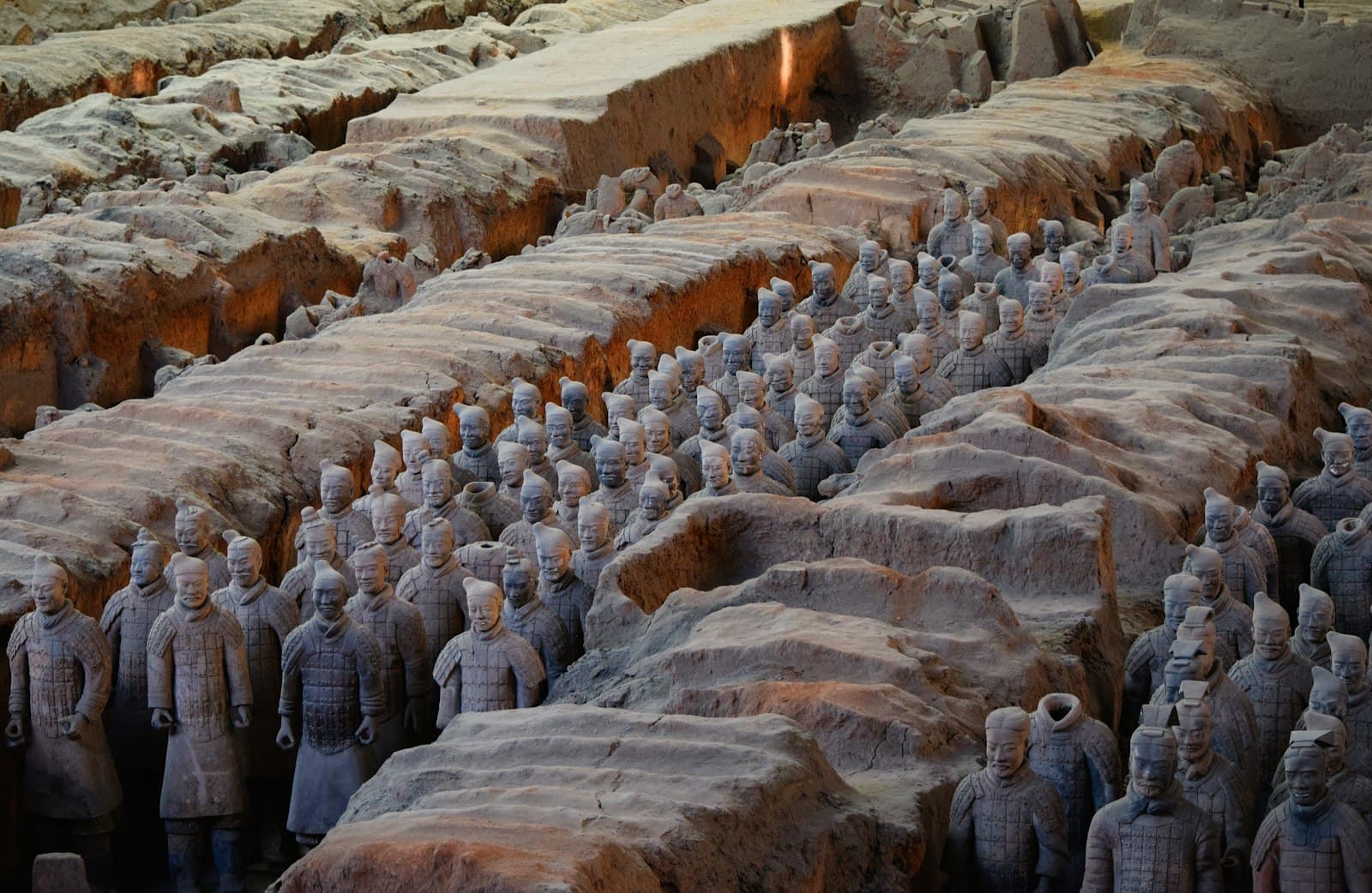 Rangs de soldats en terre cuite grandeur nature dans la fosse 1 du mausolée de l'empereur Qin, près de Xi'an