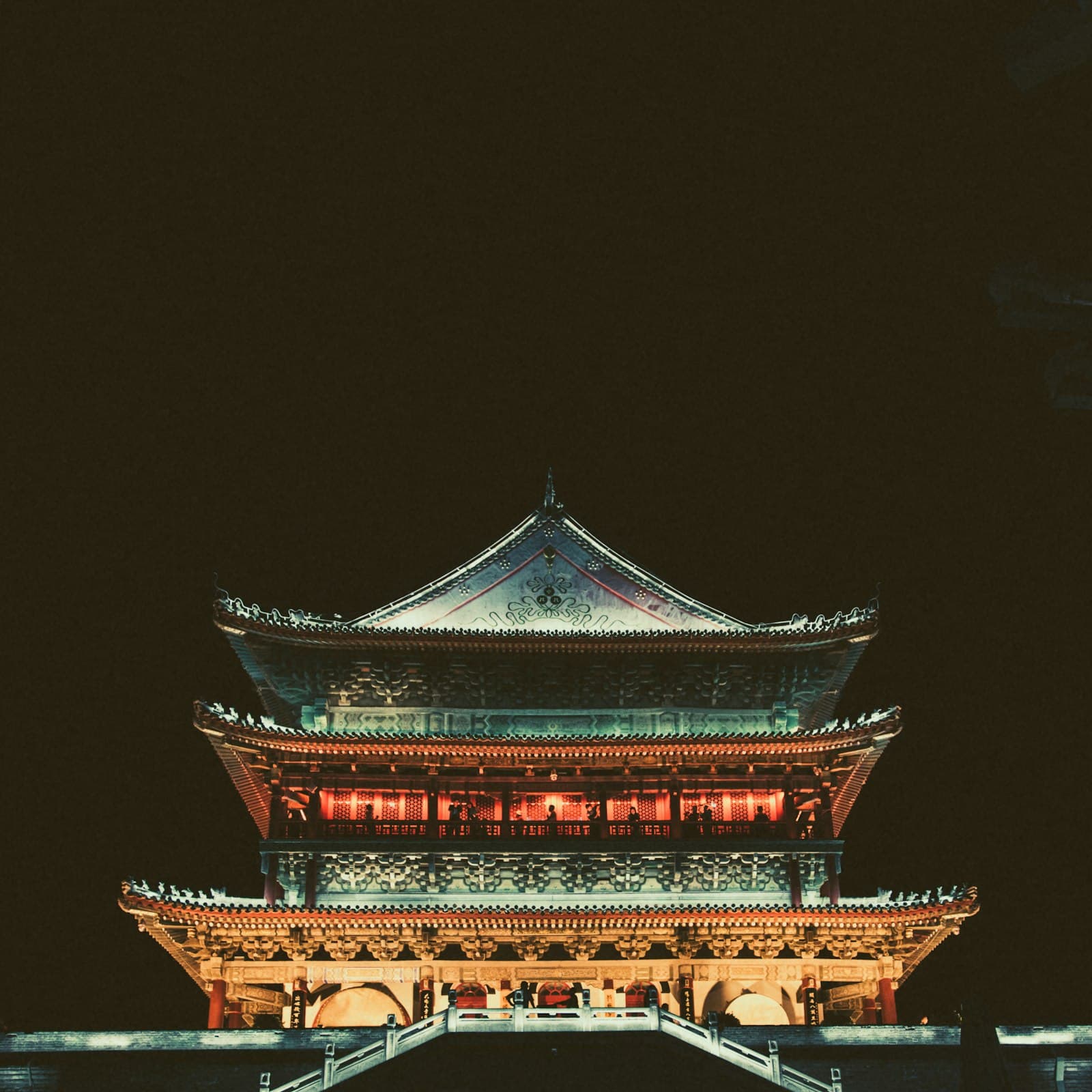 Tour impériale chinoise à toits recourbés et lanternes rouges, illuminée la nuit, au centre de Xi'an