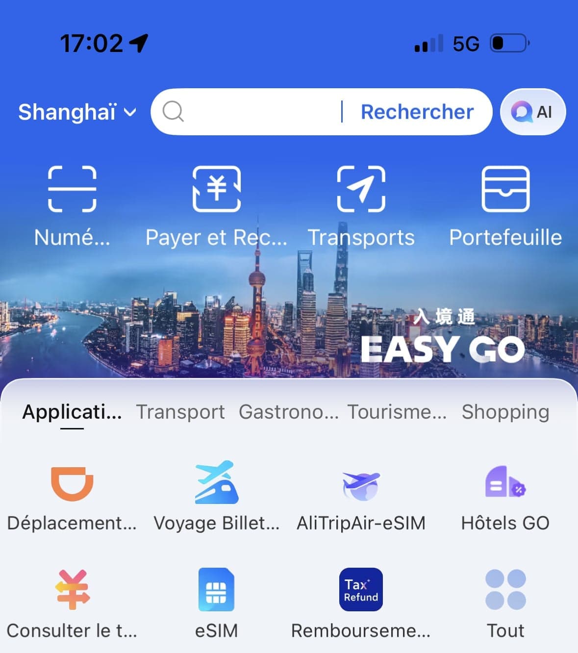 Écran d'accueil de l'application Alipay avec la bannière Easy Go et les raccourcis eSIM, hôtels, billets d'avion et remboursement de taxes