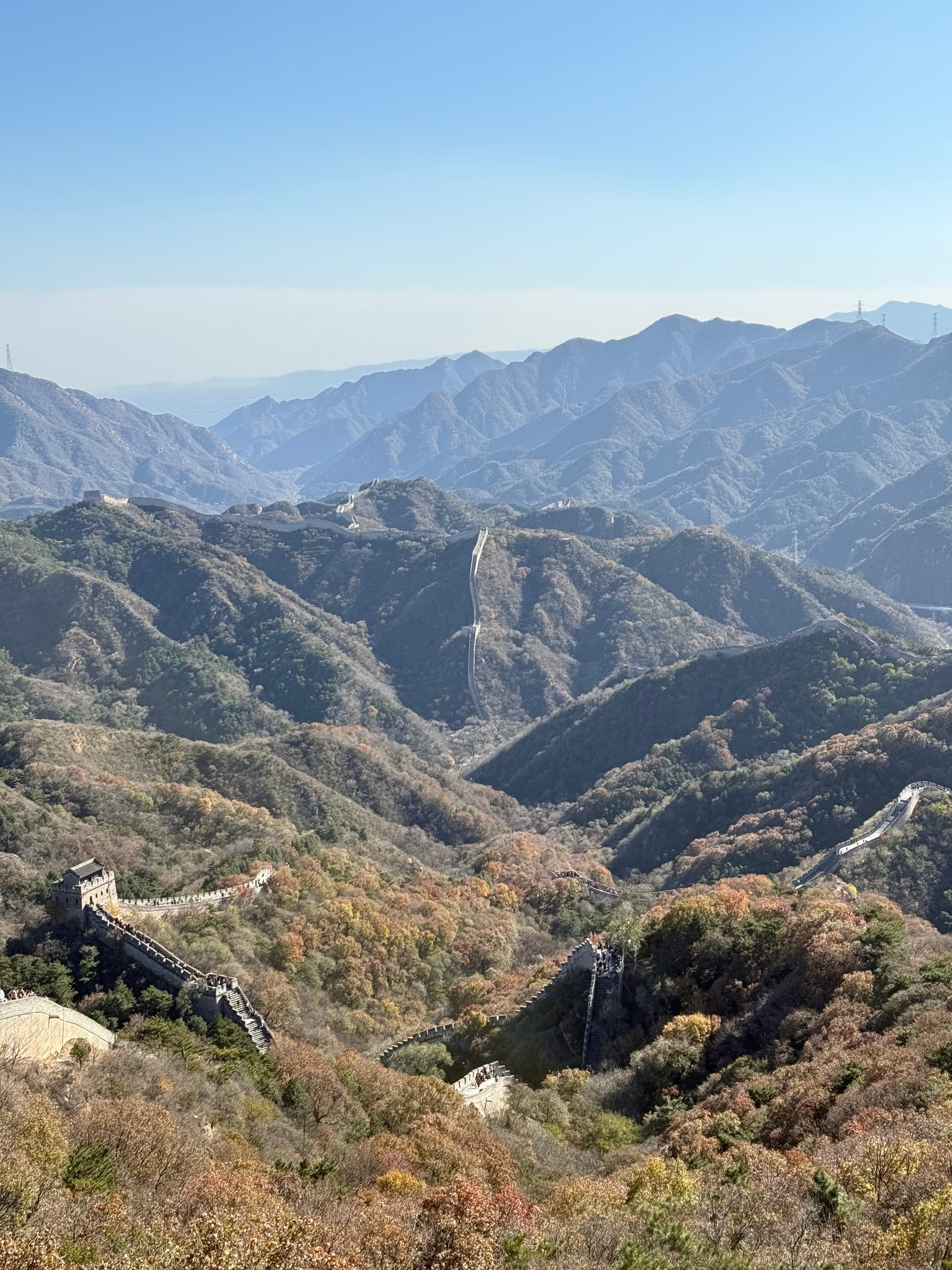Panorama de vallées boisées en habit d'automne autour de Badaling, plusieurs segments de la Grande Muraille visibles sur les crêtes successives