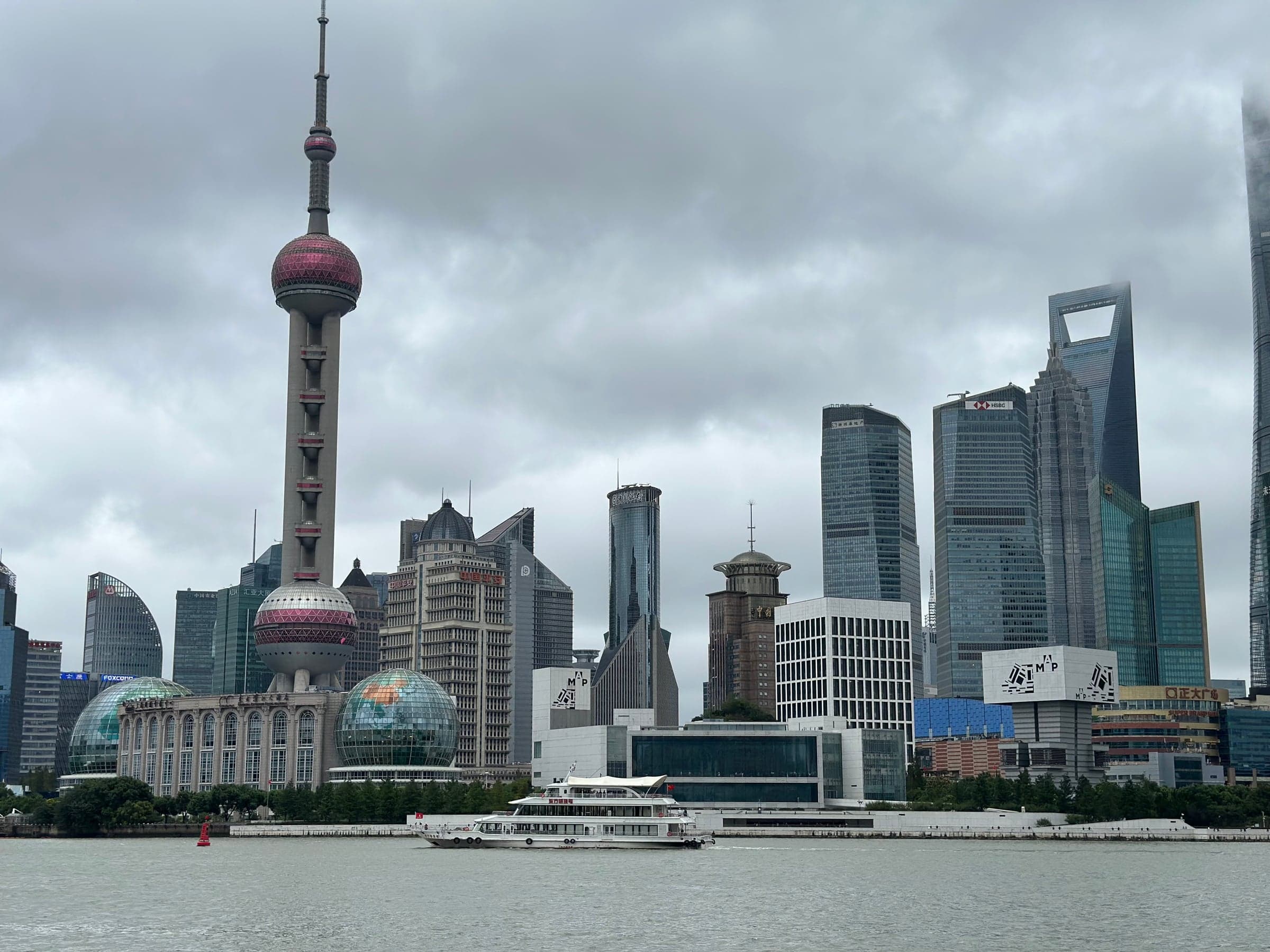 Skyline de Pudong à Shanghai vu depuis le Bund par temps gris, Perle de l'Orient et tours modernes au-dessus du fleuve Huangpu