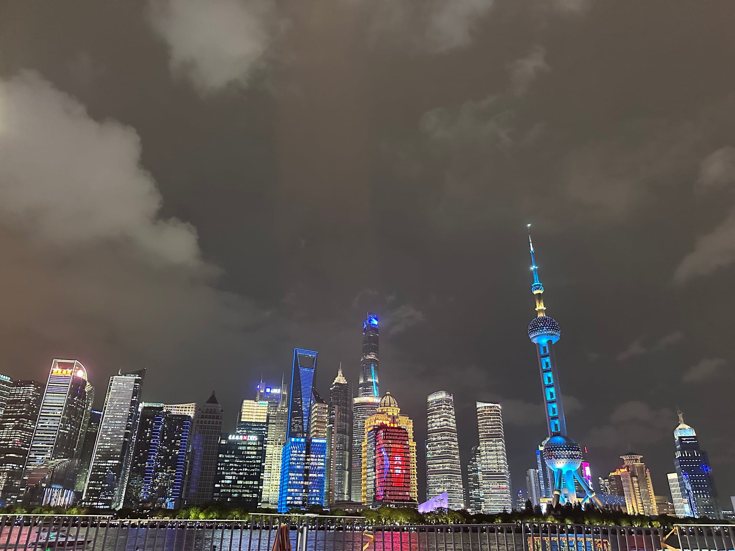 Skyline néon de Pudong à Shanghai depuis le Bund la nuit, Perle de l'Orient illuminée, Shanghai Tower, World Financial Center