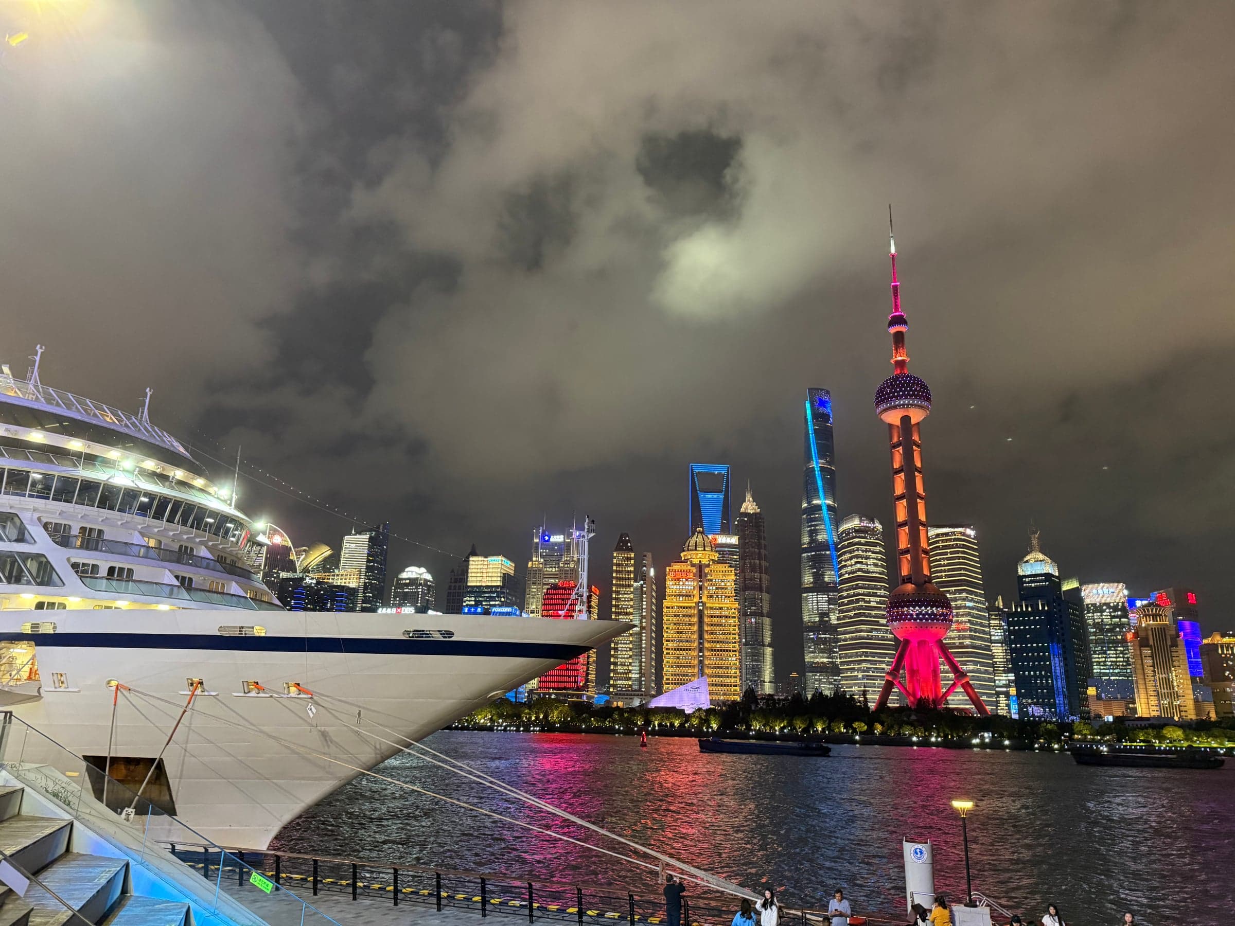 Skyline néon de Pudong à Shanghai depuis le Bund la nuit, Perle de l'Orient illuminée, Shanghai Tower, World Financial Center