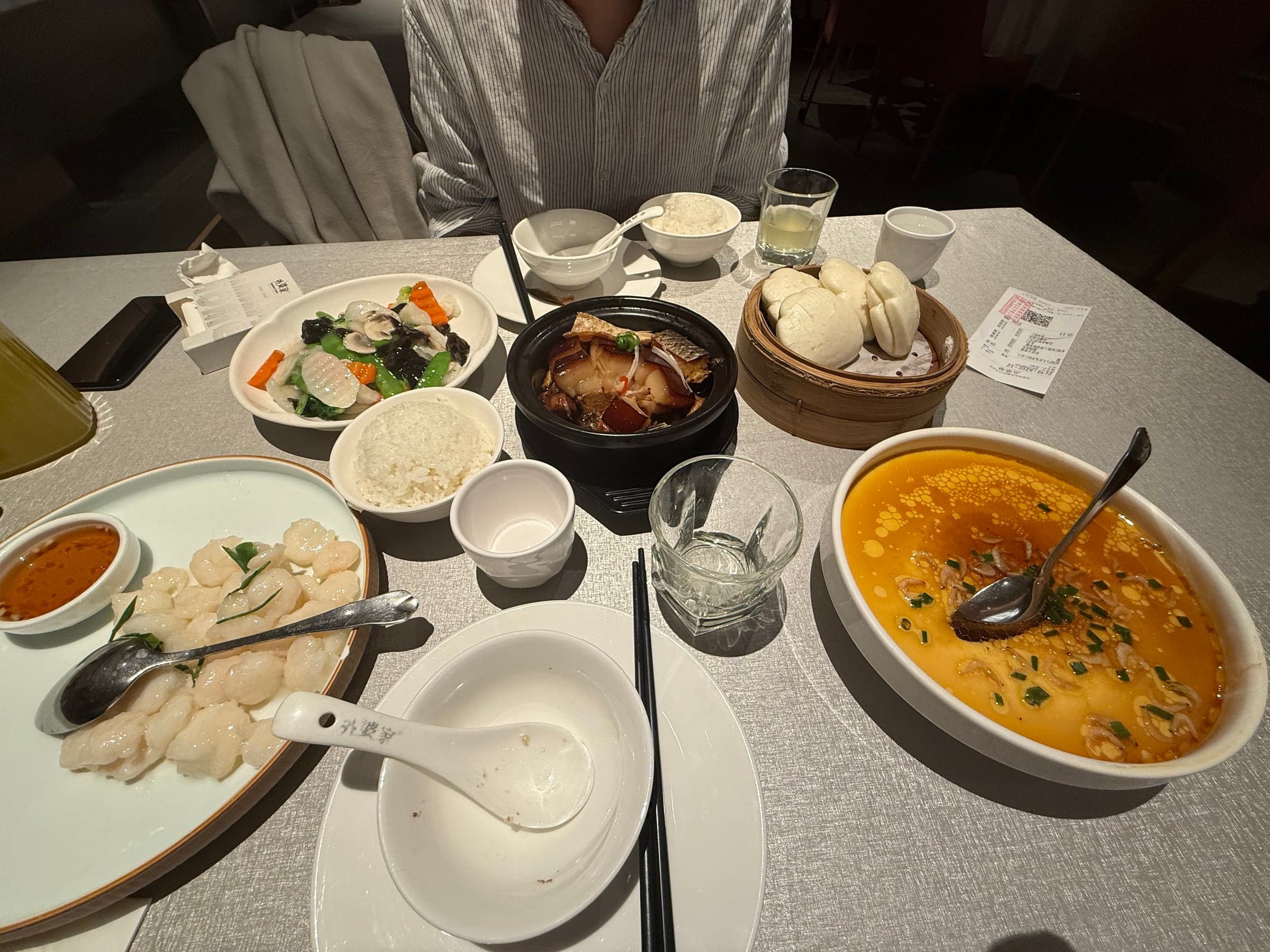 Plateau de cantine chinoise : porc rouge braisé, légumes émincés, bol de riz et soupe