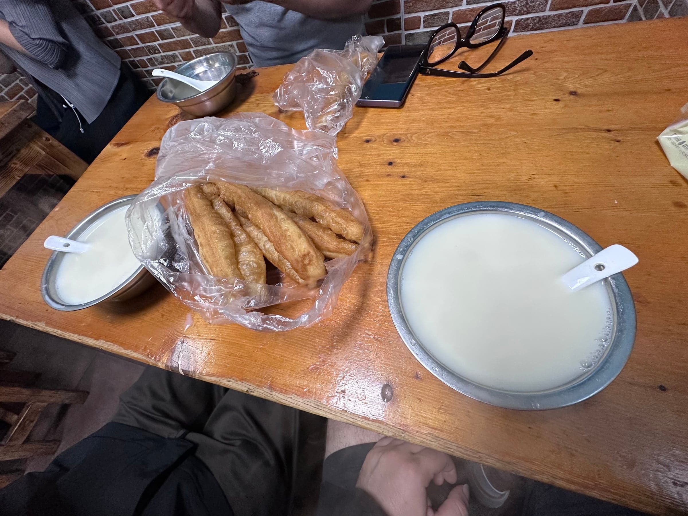 Table de cuisine du Jiangnan : noix de Saint-Jacques, porc braisé en cocotte, petits pains vapeur et soupe de potiron