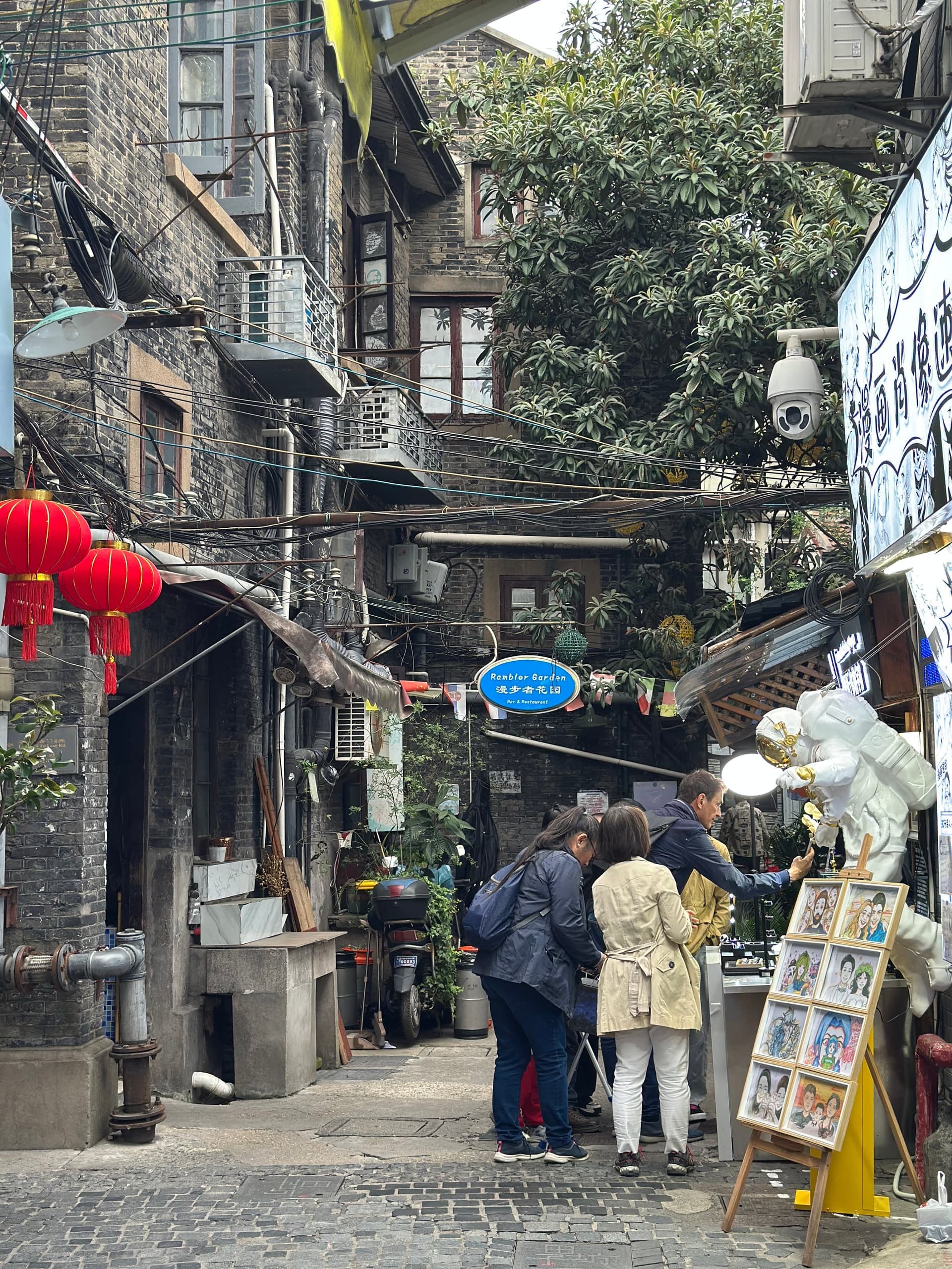 Ruelles du quartier Tianzifang à Shanghai, boutiques artistiques, enseignes en chinois et anglais, vie de quartier
