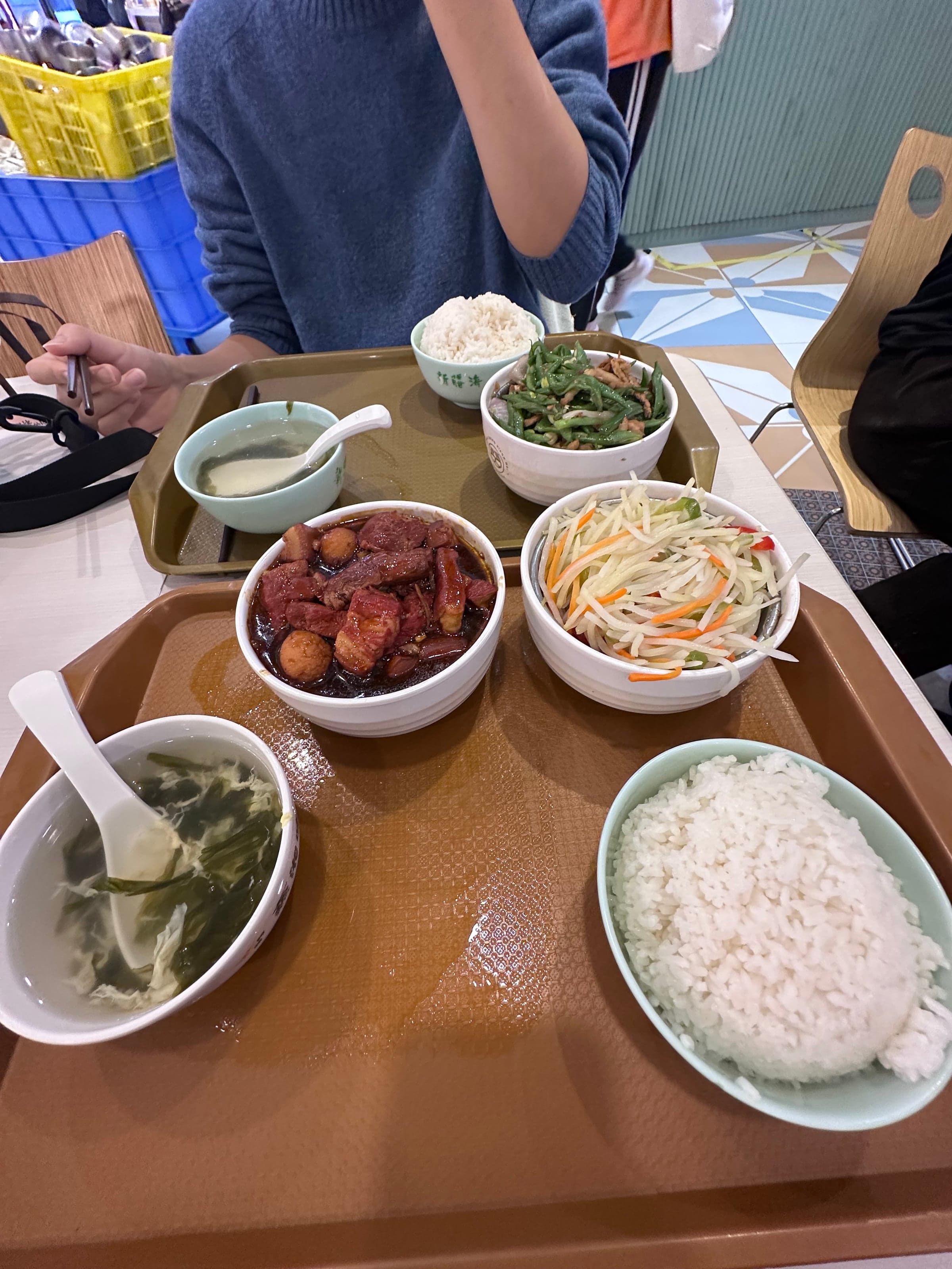Cuisine hunanaise : bœuf sauté aux poivrons verts dans un wok et poulet découpé, très relevés