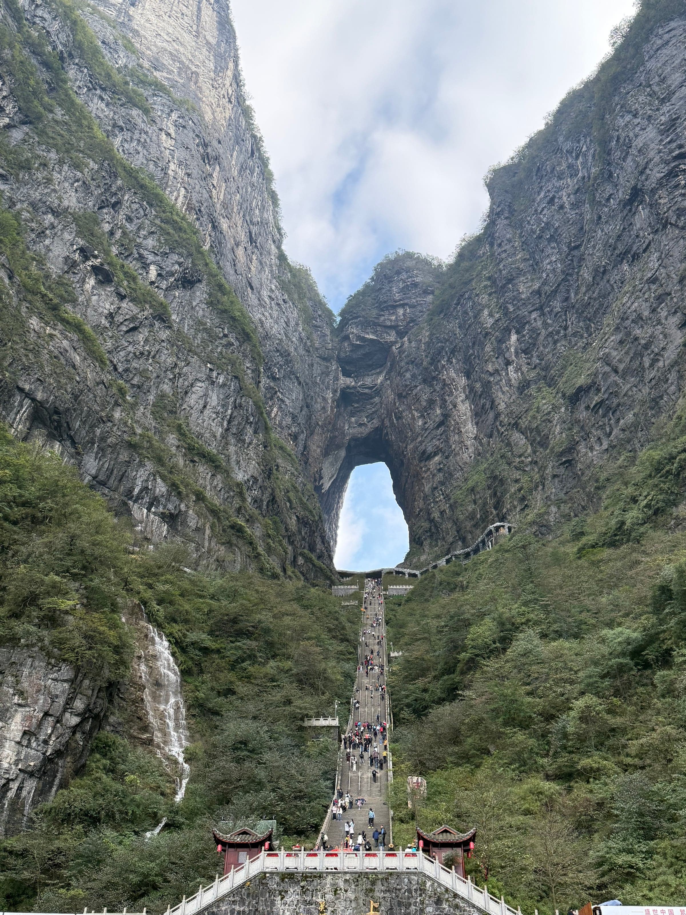 La porte du Ciel de la montagne Tianmen, arche naturelle laissant voir le ciel bleu, au sommet d'un long escalier