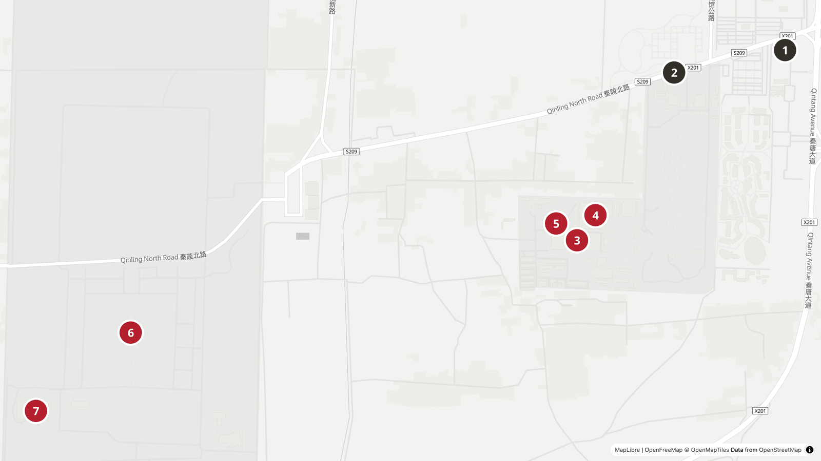Carte du site de l'armée de terre cuite : l'arrivée des bus et l'entrée du musée au nord-est, les trois fosses regroupées dans l'enceinte, puis à deux kilomètres au sud-ouest le tumulus de Qin Shi Huang et le musée du char de bronze dans le parc de Lishan