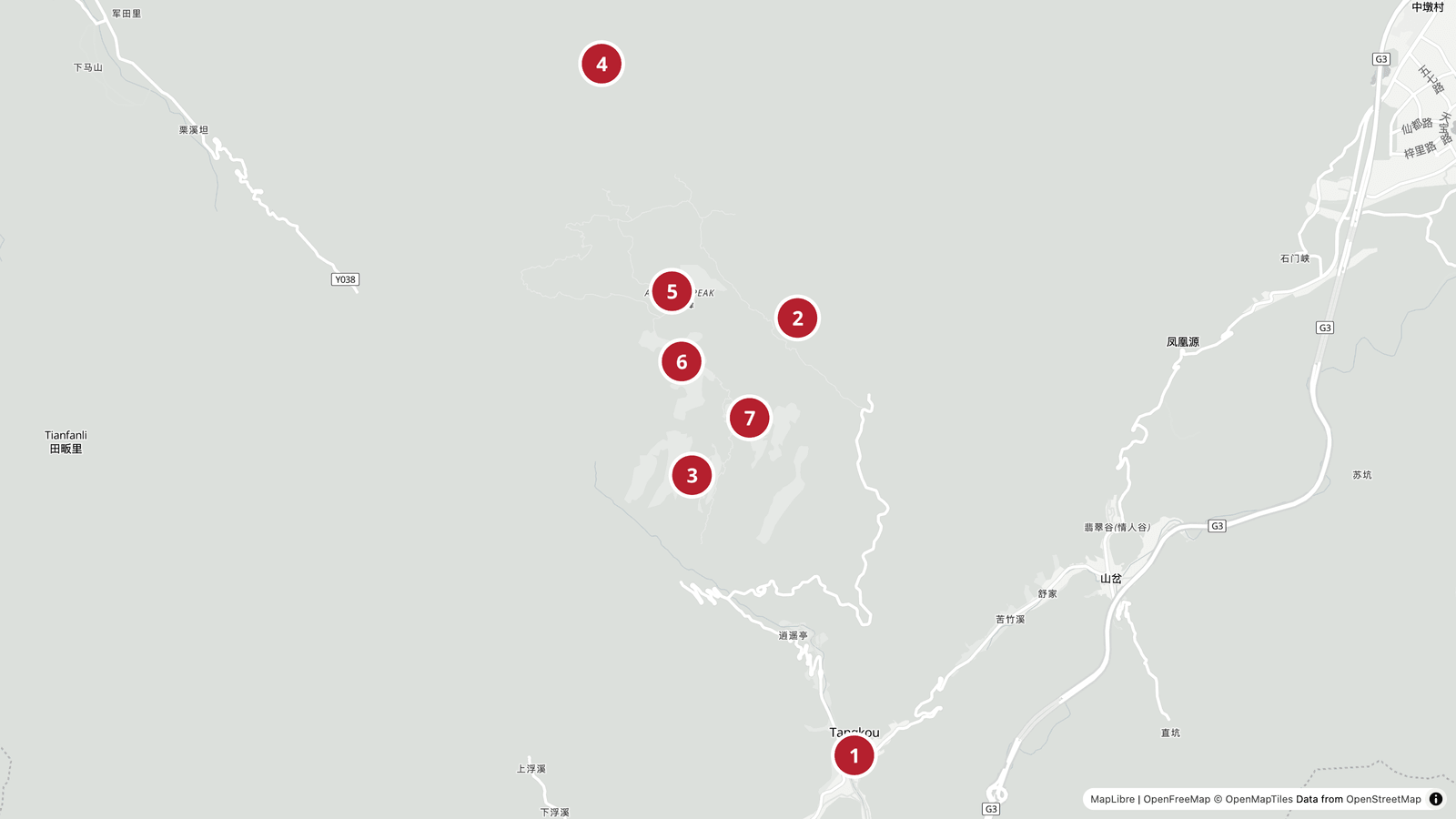 Carte du massif de Huangshan : Tangkou au sud, les téléphériques de Yungu à l'est, Yuping au sud-ouest et Taiping au nord, et les trois sommets principaux au centre