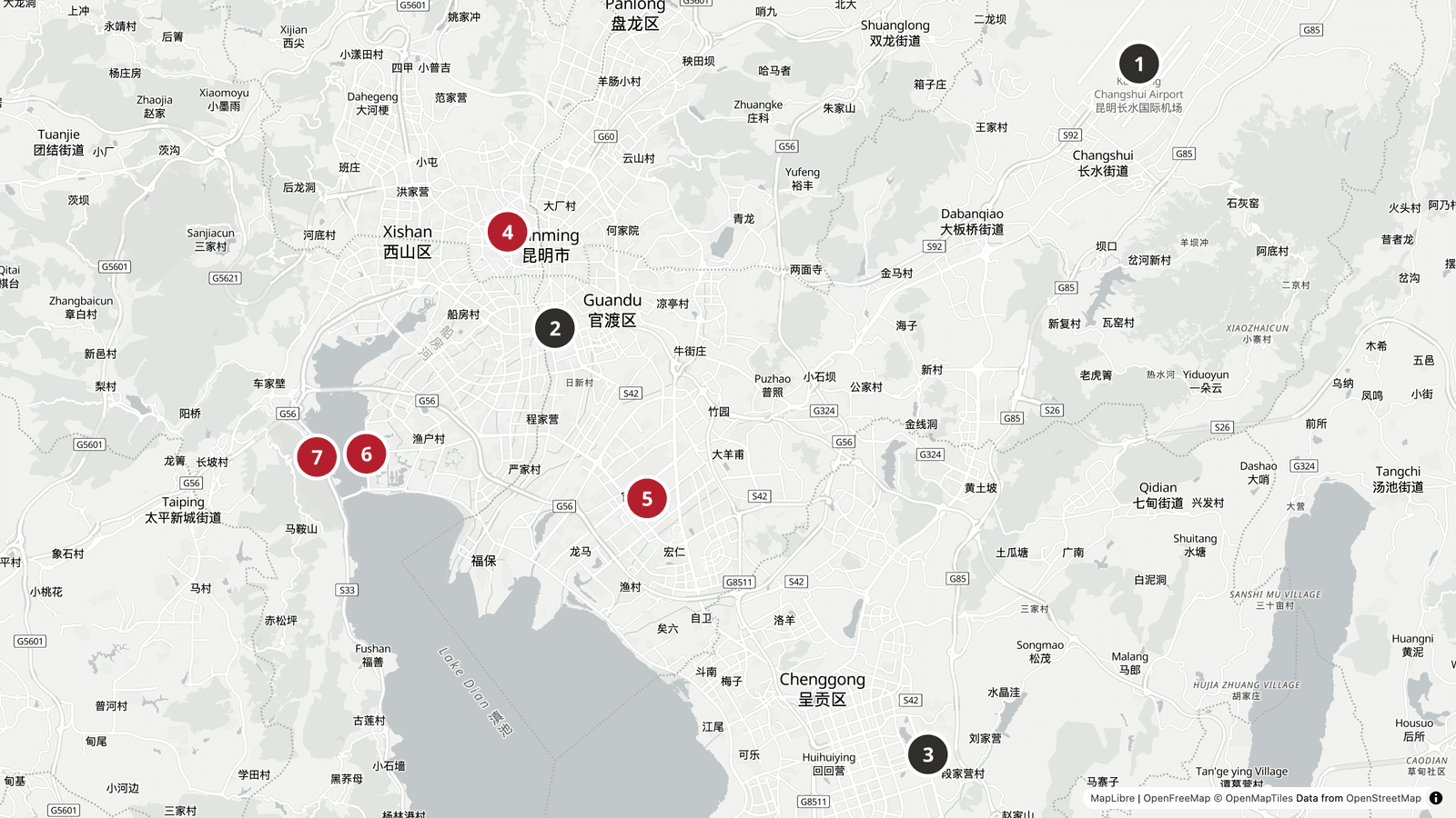 Carte de Kunming : l'aéroport de Changshui loin au nord-est, la gare de Kunming au centre et celle de Kunming-Sud à Chenggong au sud-est, le lac Vert et le temple Yuantong dans la ville, le bourg de Guandu au sud-est, la digue de Haigeng au bord du lac Dianchi et les collines de l'Ouest au-dessus