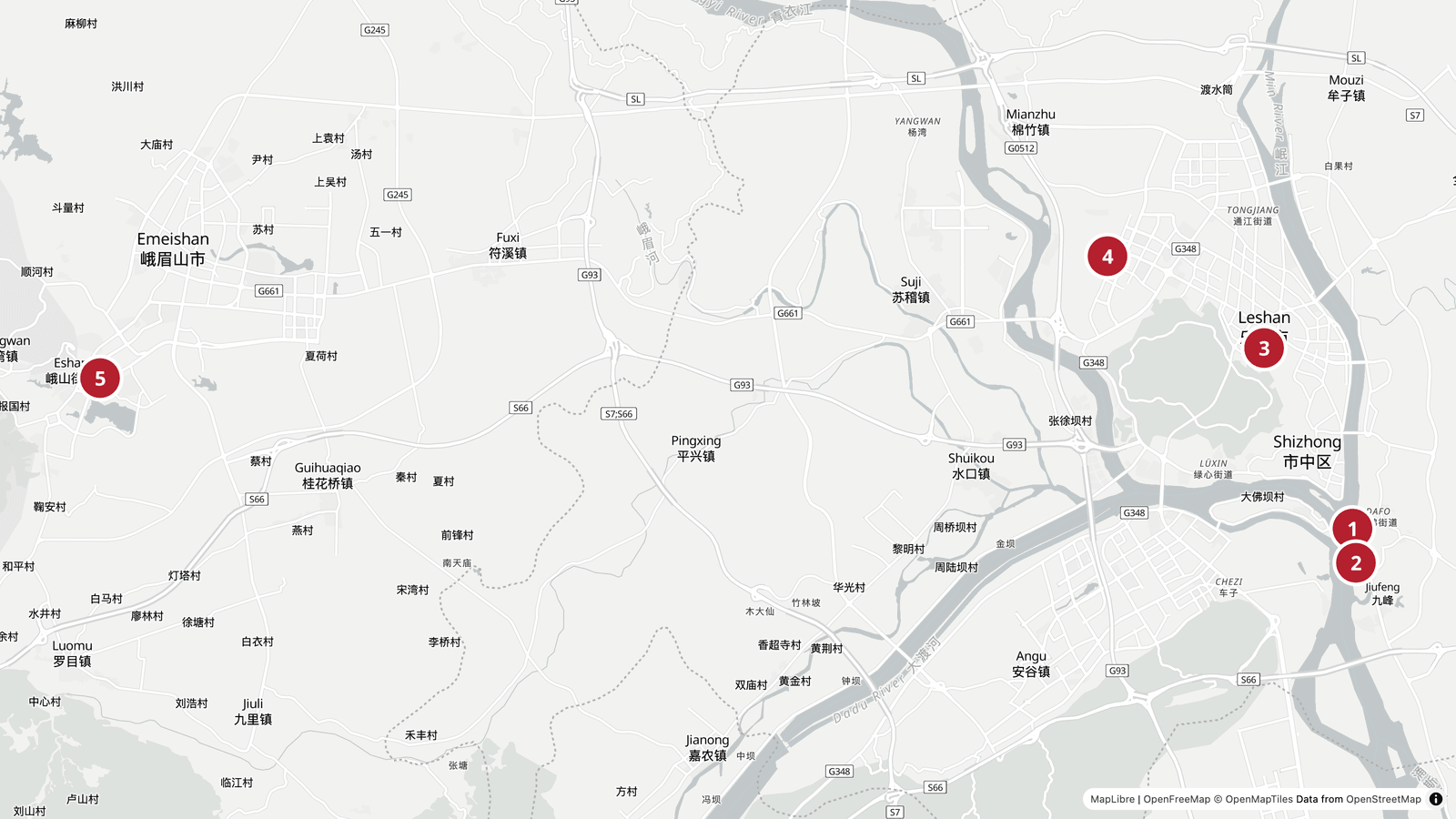 Carte de Leshan : le grand Bouddha et le mont Wuyou au confluent des rivières à l'est, le centre-ville de Leshan au nord-ouest, la gare plus au nord, et la gare d'Emeishan à une trentaine de kilomètres à l'ouest