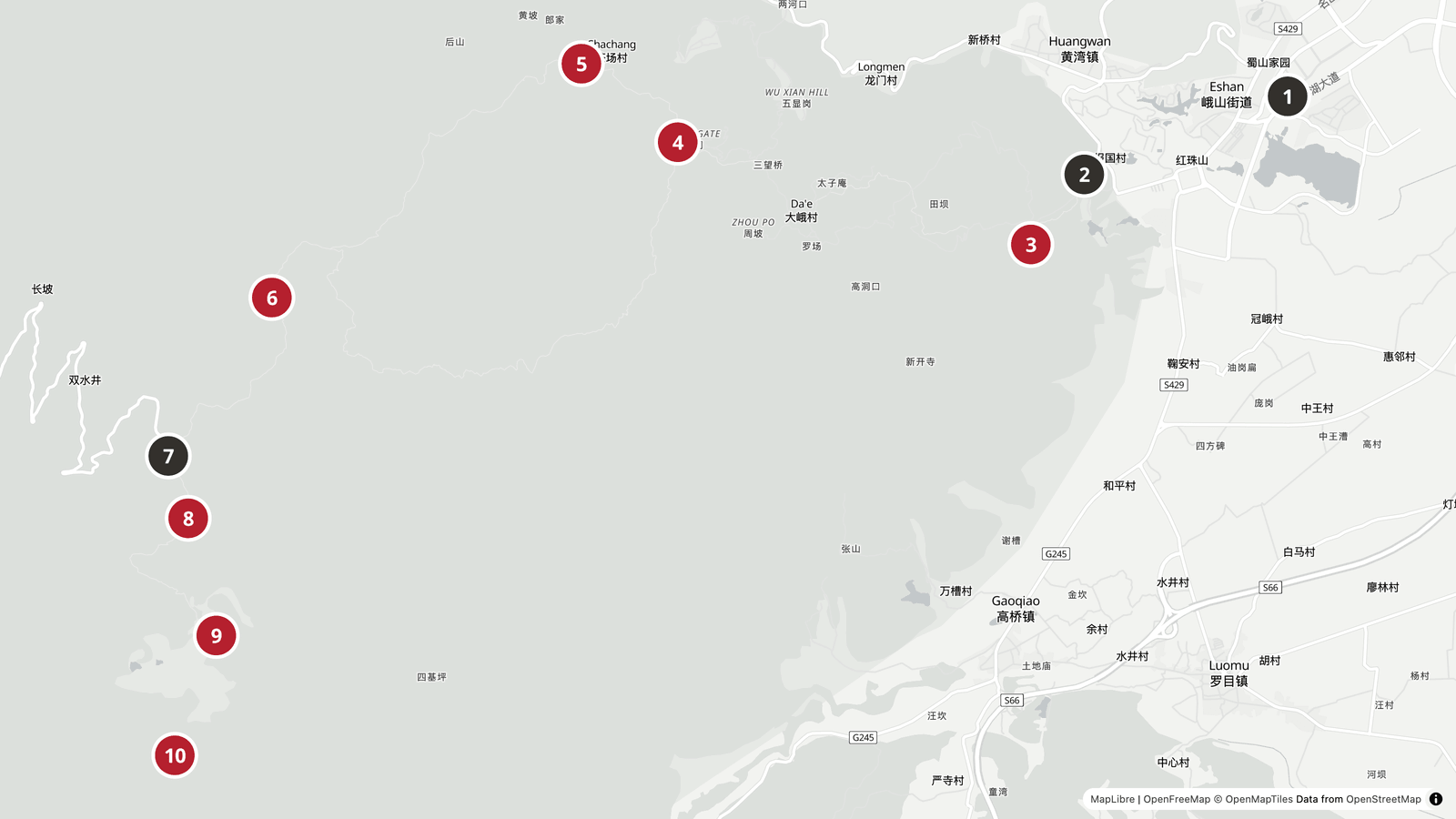 Carte du mont Emei : la gare d'Emeishan et le village de Baoguo à l'est au pied du massif, le temple de Fuhu juste au-dessus, puis vers l'ouest le pavillon Qingyin et le temple de Wannian dans la moyenne montagne, Xixiang Chi en altitude, le terminus routier de Leidongping et la gare basse du téléphérique à Jieyindian, enfin le Sommet d'or et, plus au sud, le point culminant de Wanfoding
