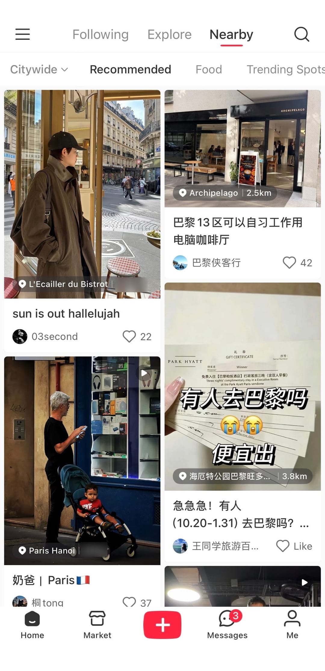 L'onglet Nearby de RedNote ouvert à Paris : une grille de publications en chinois portant chacune l'étiquette d'un lieu parisien, un bistrot, un restaurant vietnamien, un café de spécialité, avec les distances masquées