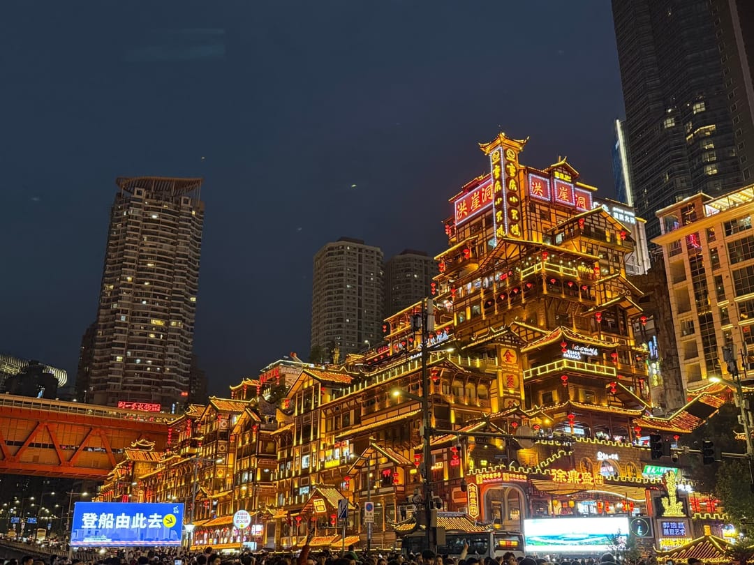 Hongyadong, complexe de maisons sur pilotis traditionnelles entièrement illuminé la nuit à Chongqing