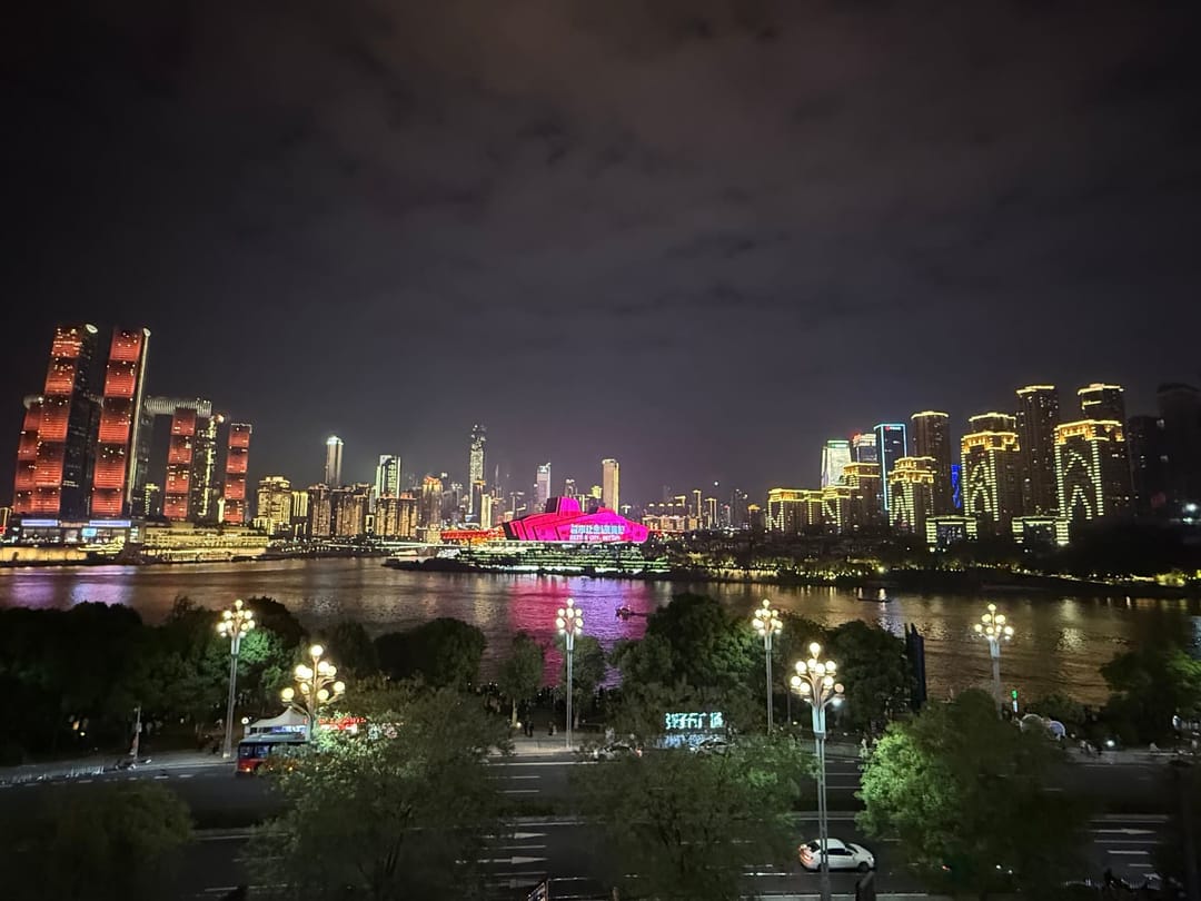 Skyline nocturne de Chongqing vue depuis la rive du Jialing, bâtiment en forme d'huître rouge au centre