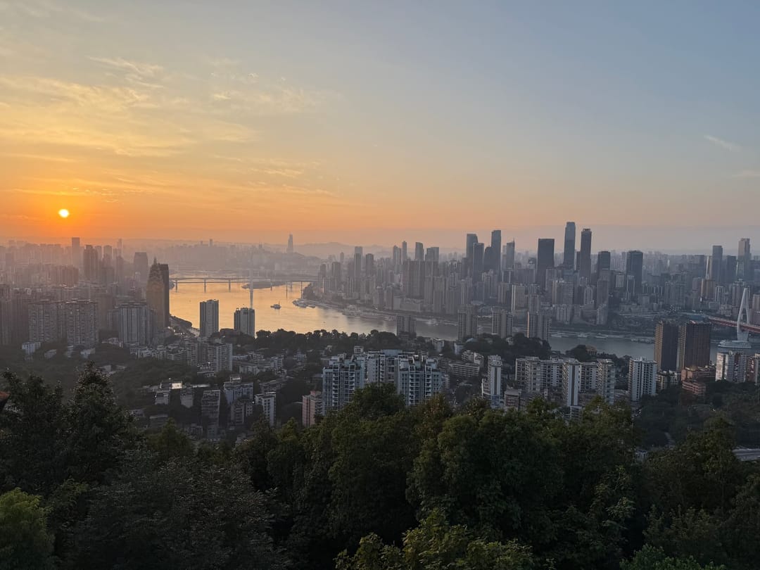 Panoramique au coucher de soleil sur Chongqing, le Yangtsé et ses ponts sous un ciel orangé