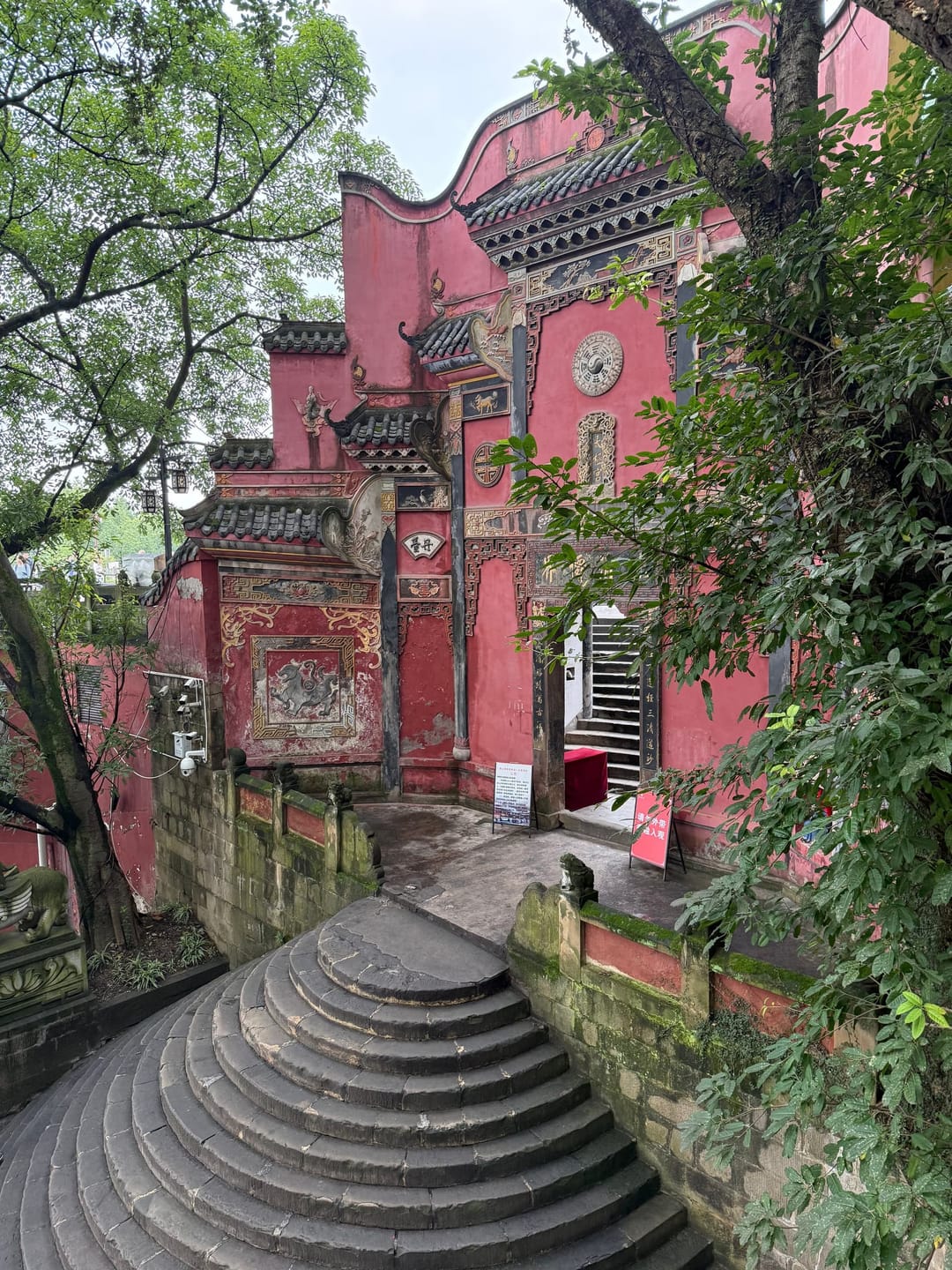 Façade rouge ornée du temple taoïste de Laojun Dong avec ses balustrades en pierre et toits à double courbe