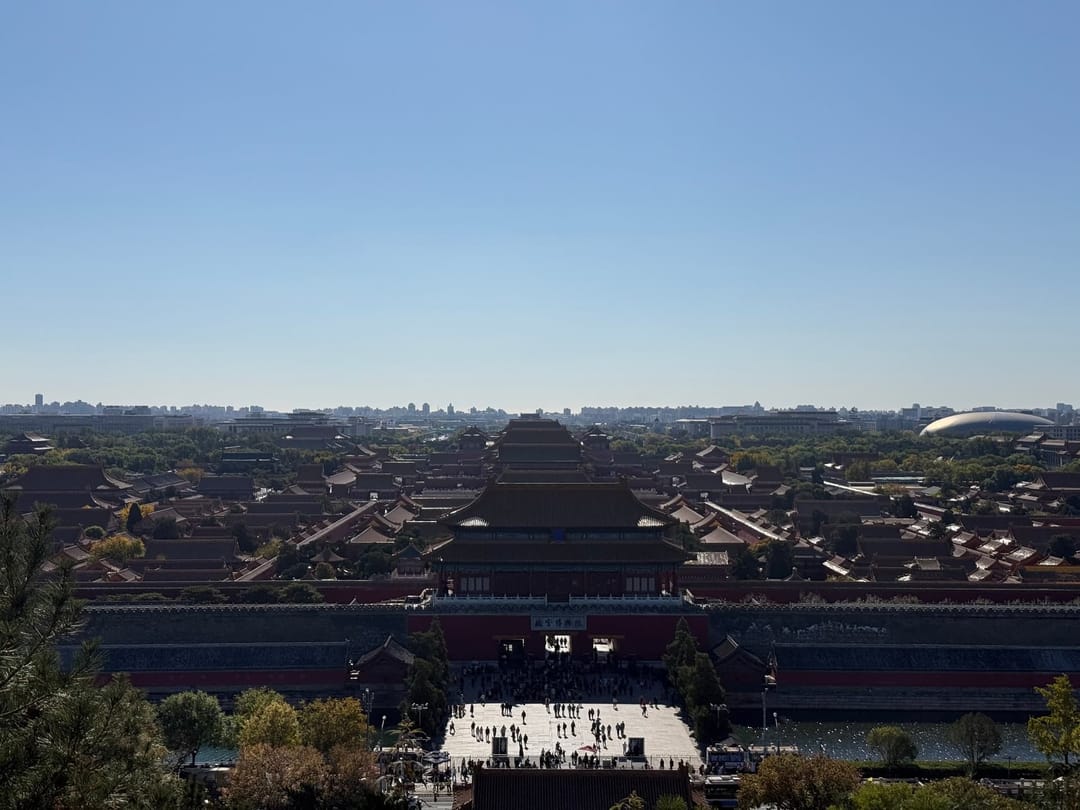 Vue panoramique depuis la colline de Jingshan sur l'enfilade des toits de la Cité interdite s'étendant vers le sud, Pékin s'estompant dans la brume à l'horizon