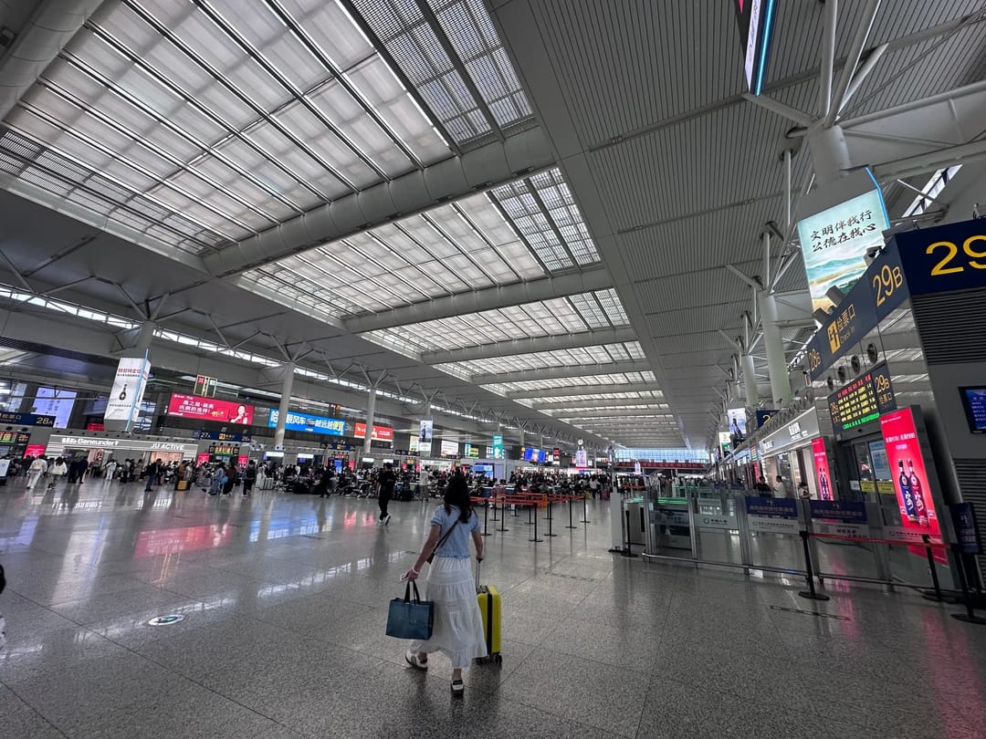 Hall des départs de la gare à grande vitesse Shanghai Hongqiao, voyageurs avec valises, panneaux électroniques 29B et 29C