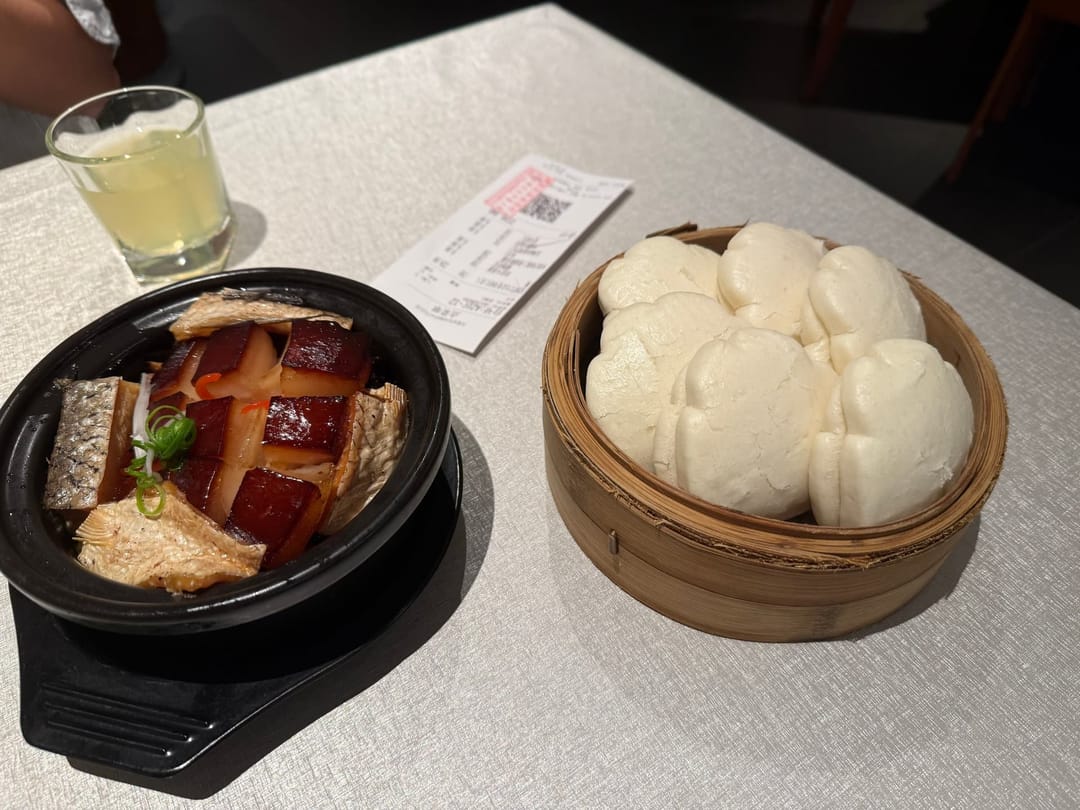 Plat de cuisine traditionnelle de Hangzhou : porc rouge braisé Dongpo et buns vapeur en panier de bambou
