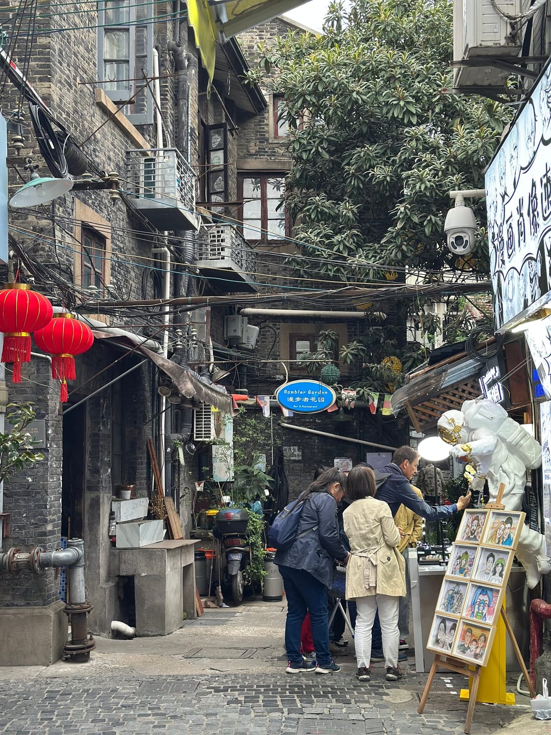 Ruelles du quartier Tianzifang à Shanghai, boutiques artistiques, enseignes en chinois et anglais, vie de quartier