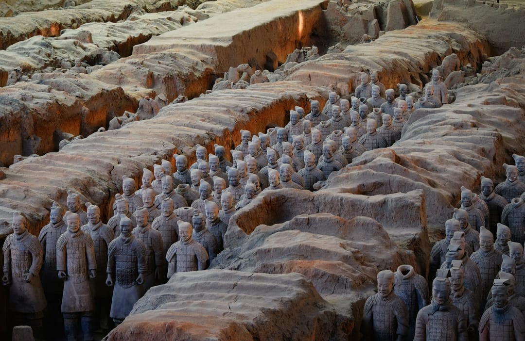 Rangs de soldats en terre cuite grandeur nature dans la fosse 1 du mausolée de l'empereur Qin, près de Xi'an